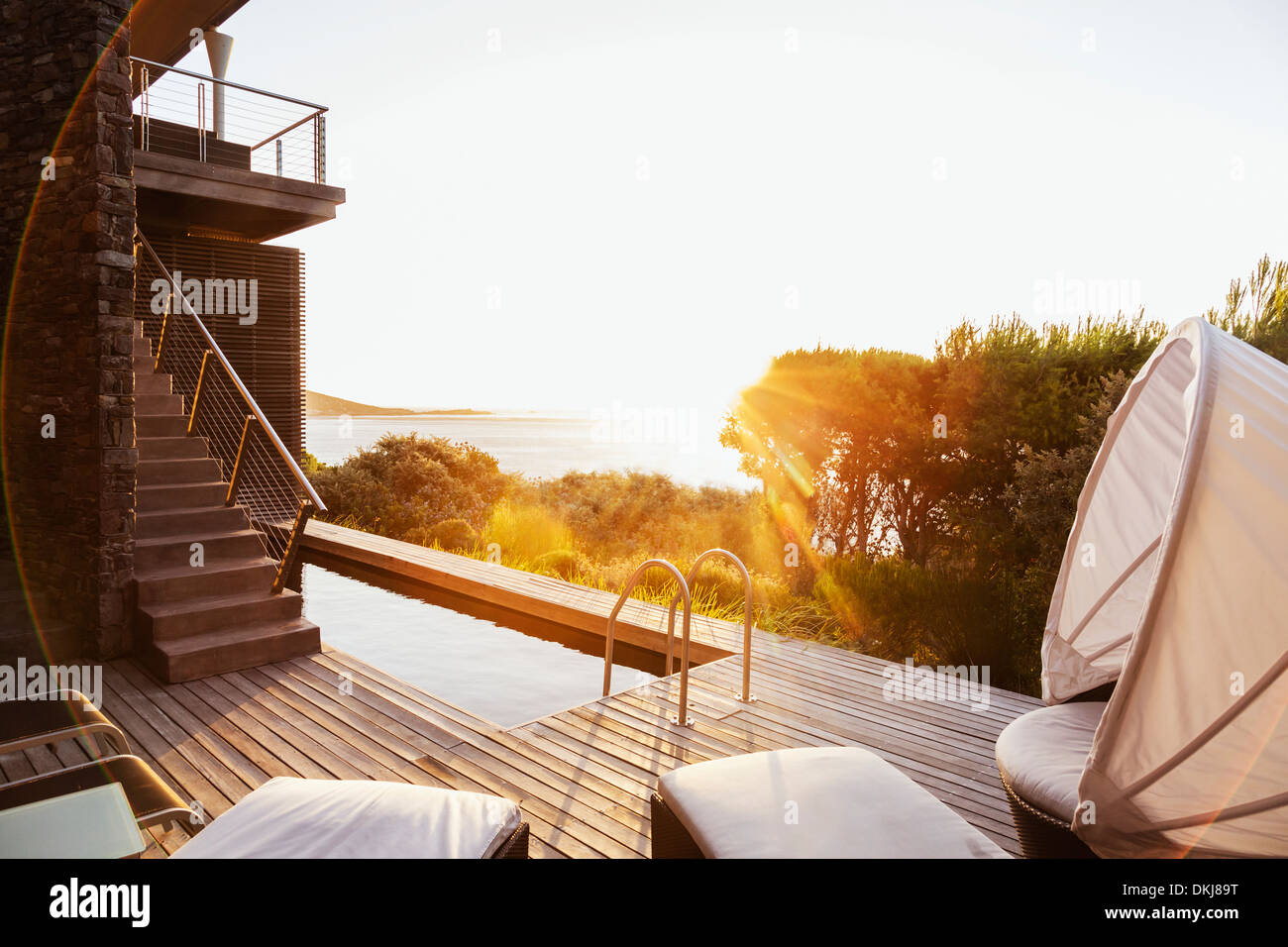 Luxus-Terrasse mit Blick auf Meer bei Sonnenuntergang Stockfoto