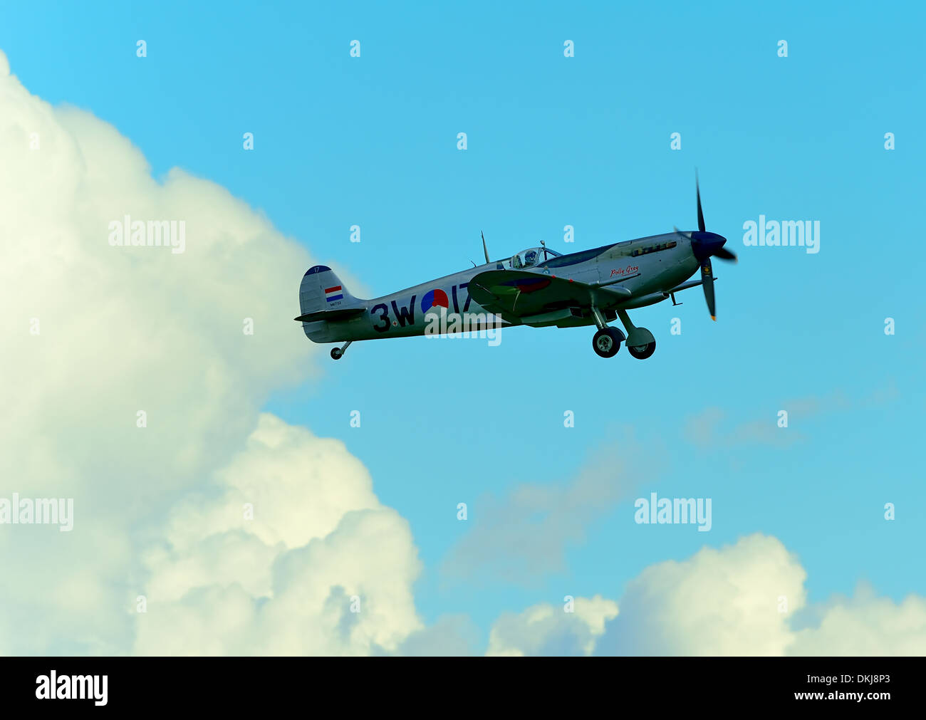 WWII Supermarine Spitfire MK IX in den Farben von der Royal Netherlands Air Force fliegen in Duxford Air Show UK. September 2013 Stockfoto