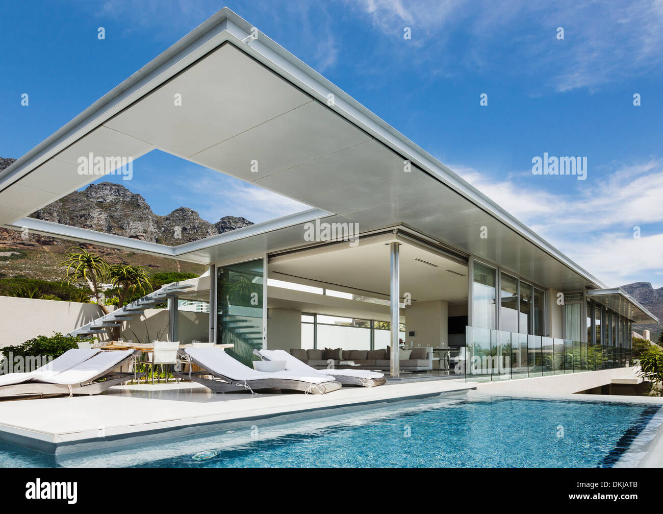 Schwimmbad und Terrasse modernes Haus Stockfoto