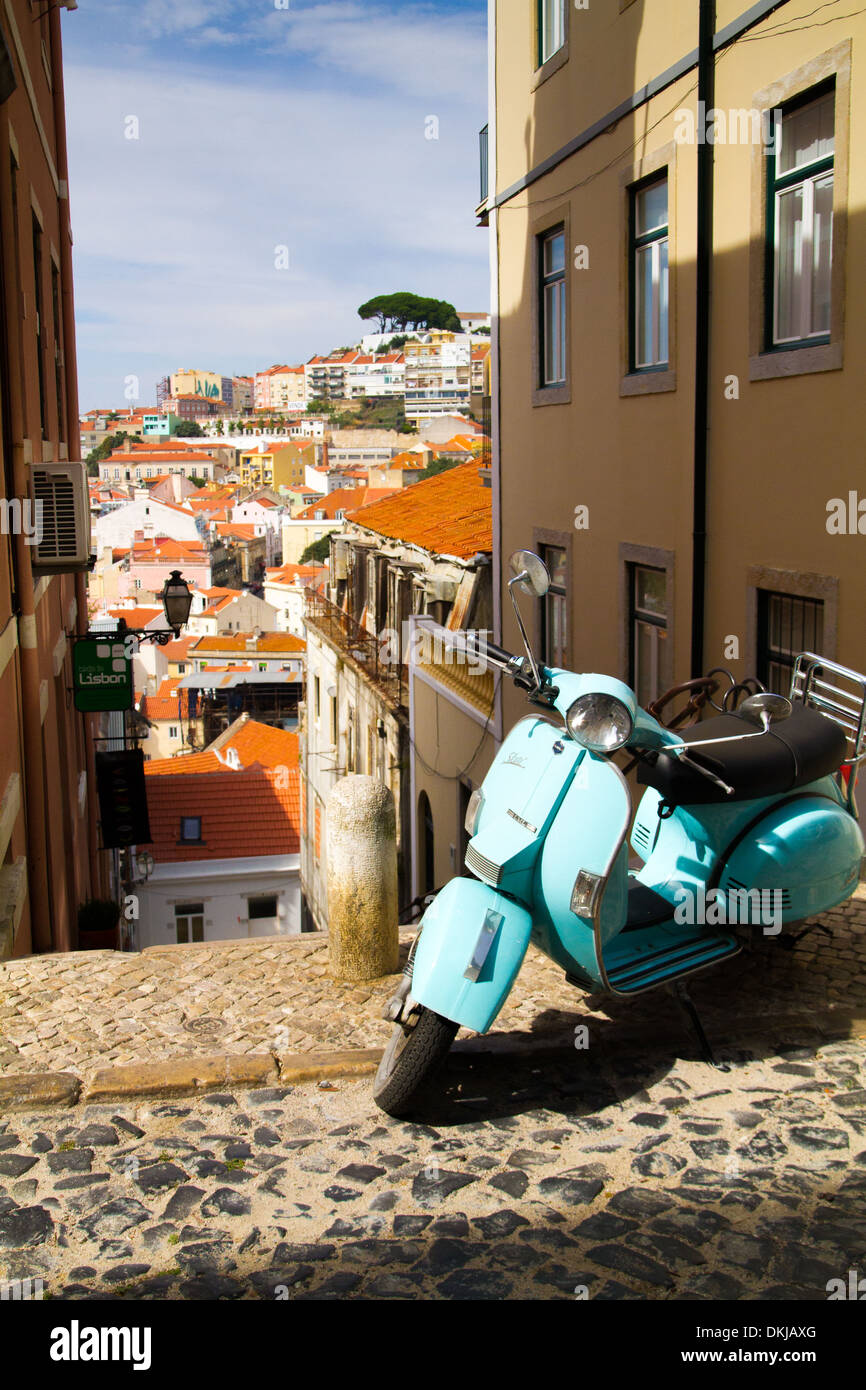 Vespa-Roller in der Altstadt Alfama, Lissabon-Portugal Stockfoto
