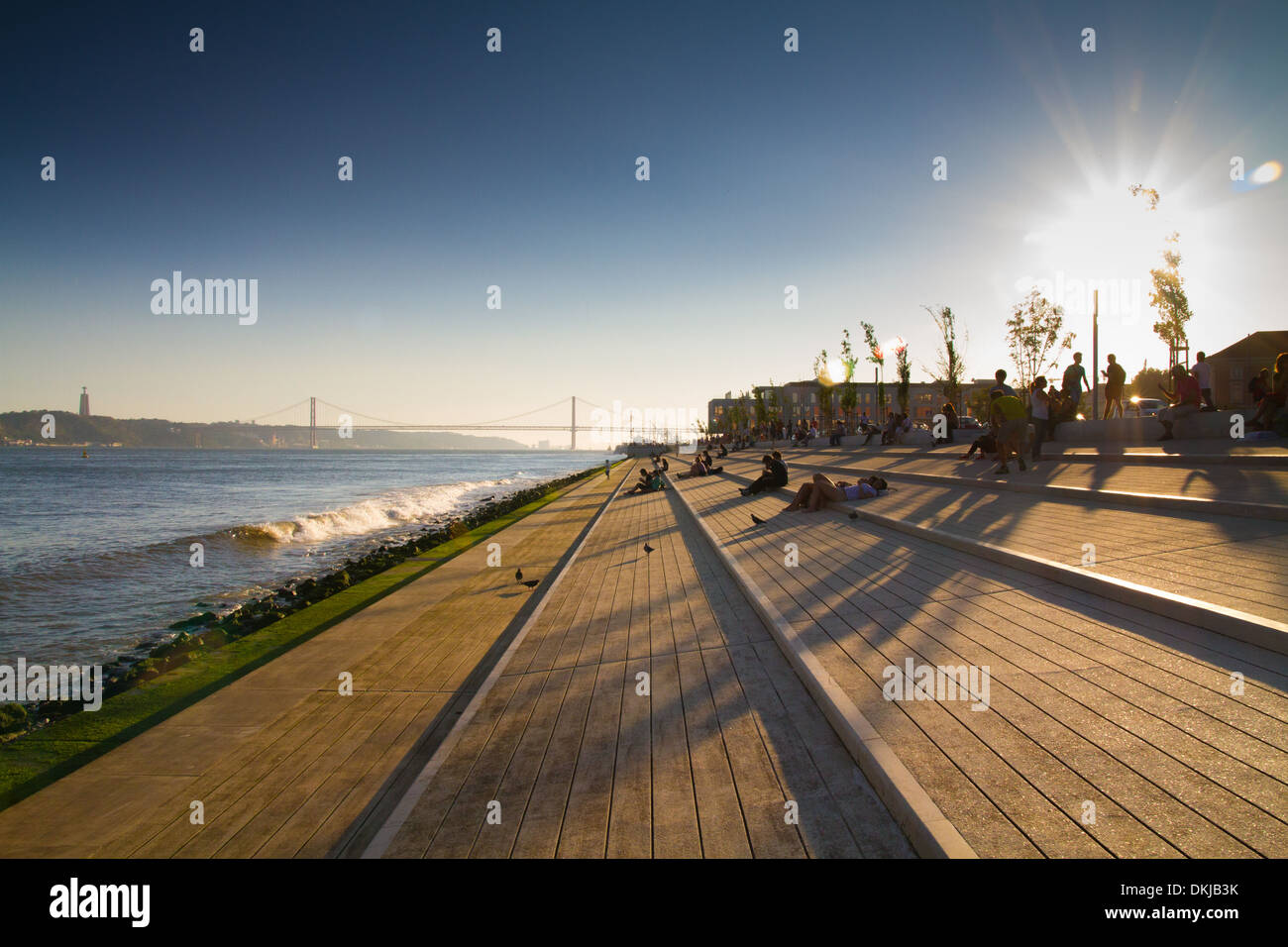 Promenade entlang der Küste Avienda Riberia Tajo in Lissabon Portugal Stockfoto