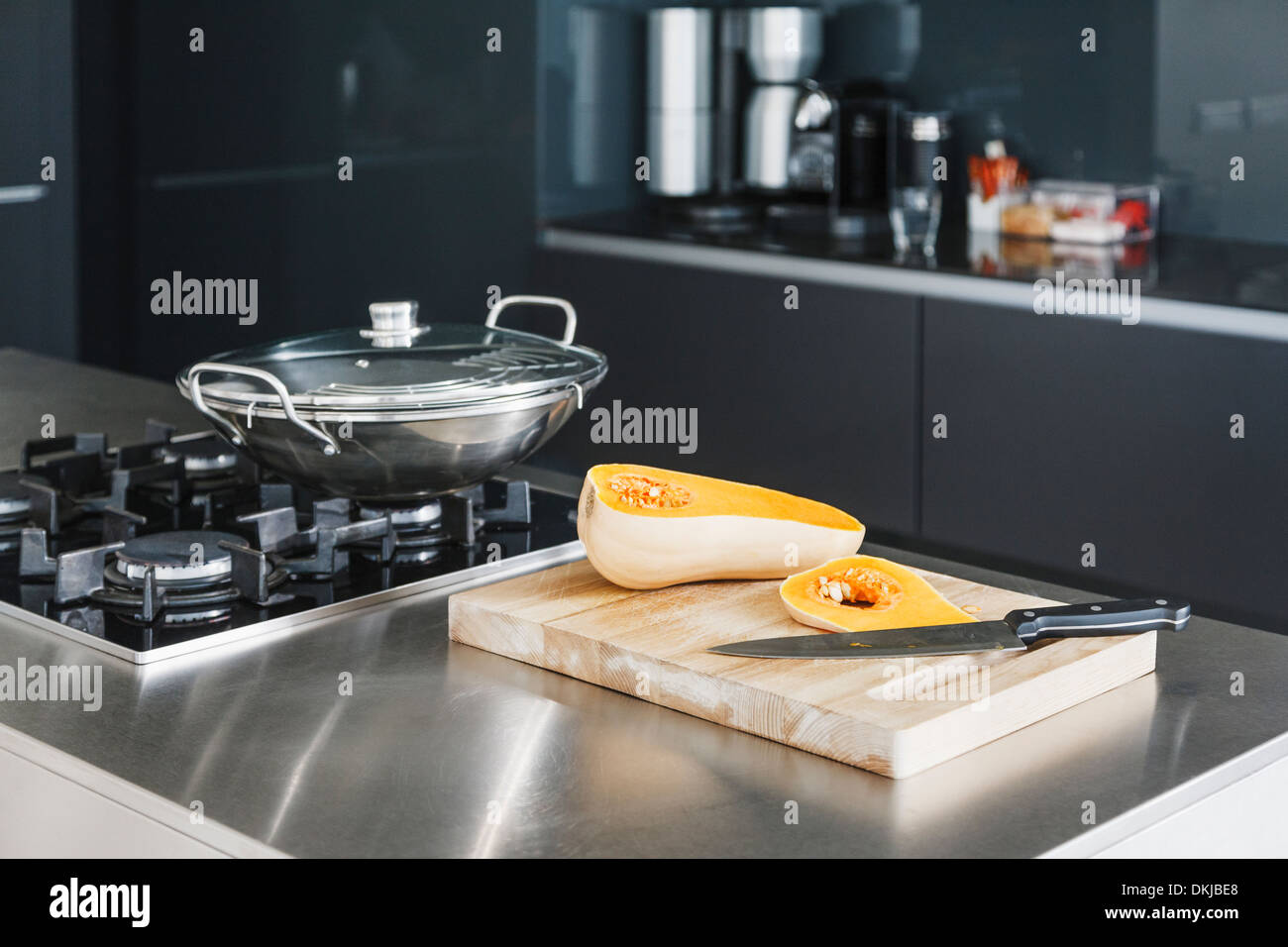 Squash in modernen Küche geschnitten Stockfoto