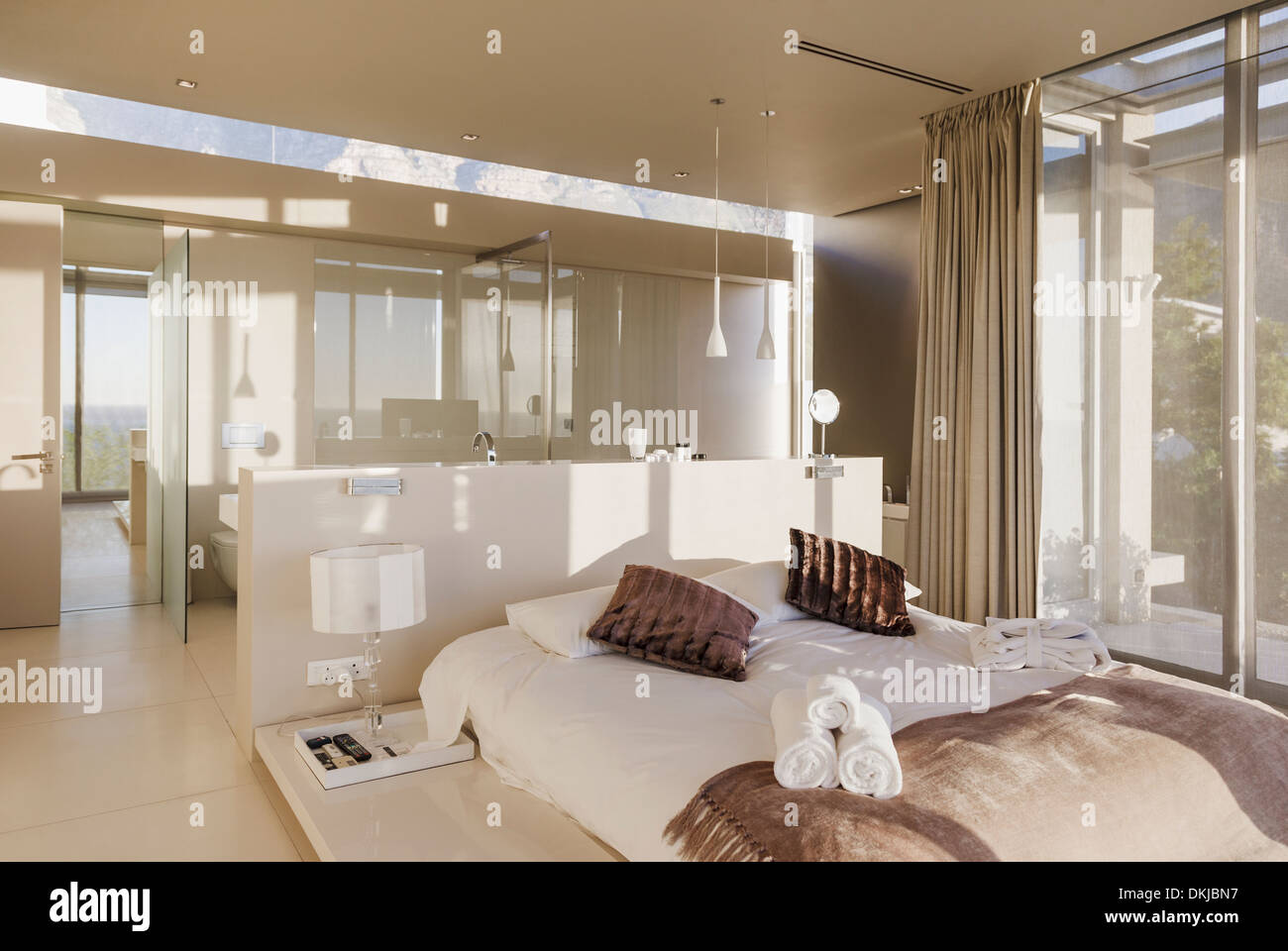 Bett und Badezimmer im modernen Schlafzimmer Stockfoto
