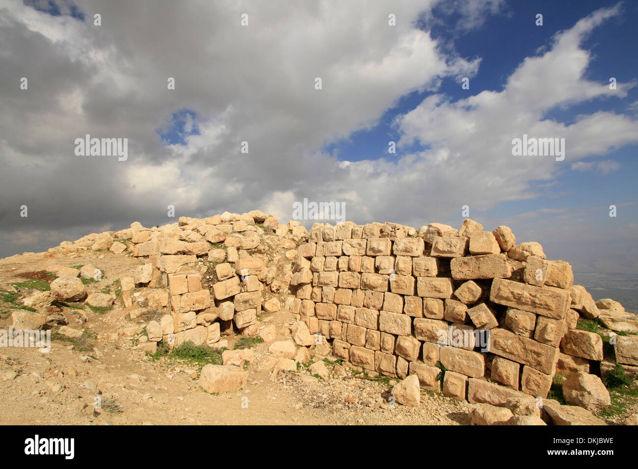 Ruinen der Hasmonäer Festung Alexandrion (Alexandrium) auf das Horn des Sartaba mit Blick auf das Jordantal Stockfoto