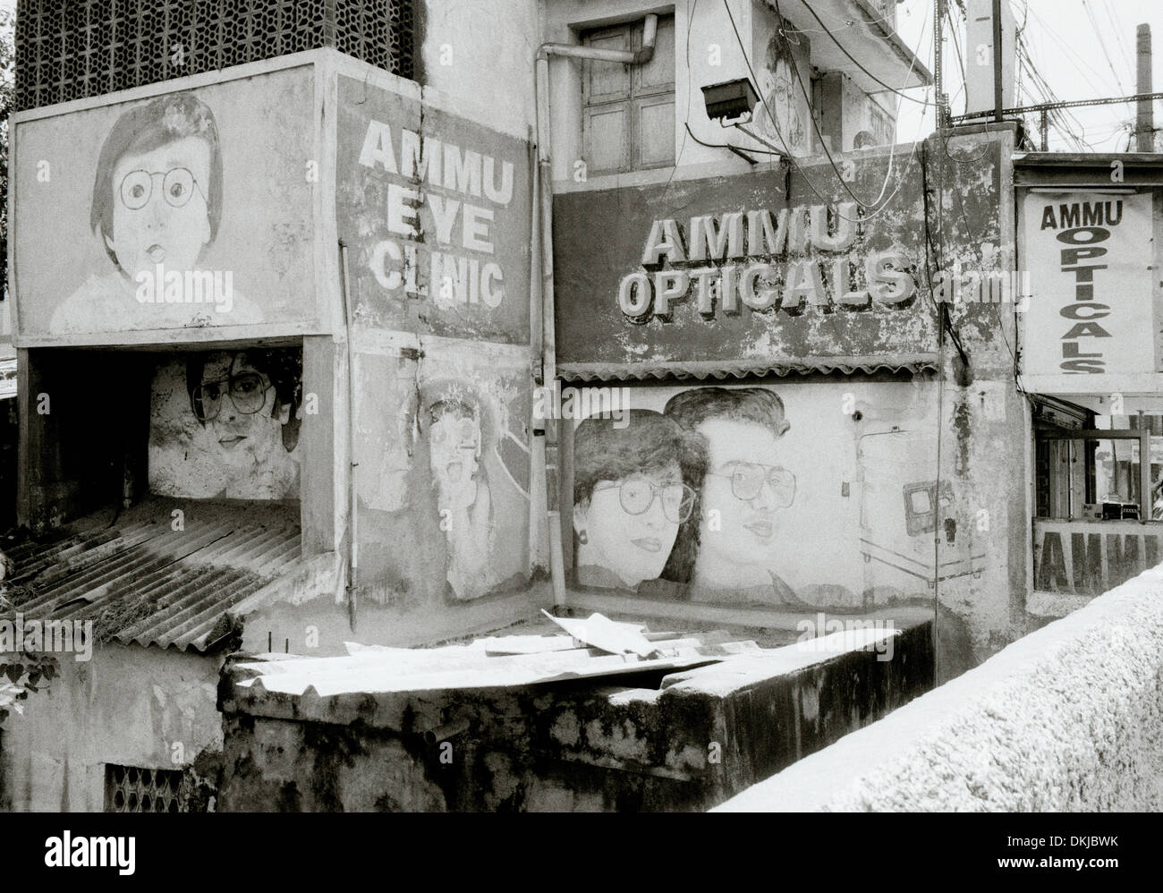 Verfallene Werbung in Chennai Madras in Tamil Nadu in Indien in Südasien. Anzeige der Optiker Slum Palimpsest Verfall Reisen Stockfoto