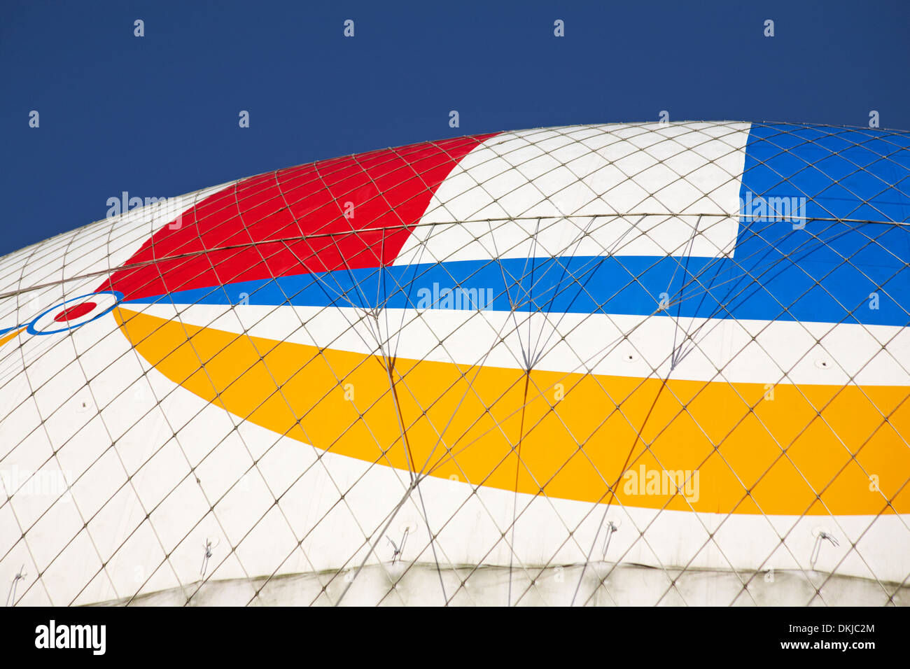 Auszug aus der Spitze der Heißluftballon vor tiefblauem Himmel Stockfoto