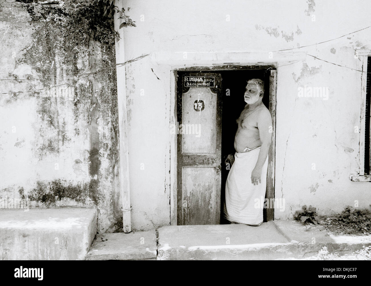 Mann zu Hause in Chennai Madras in Tamil Nadu in Indien in Südasien. Indische Tür Tür Haus Armut Slum Kultur Leben Lifestyle Reisen Stockfoto