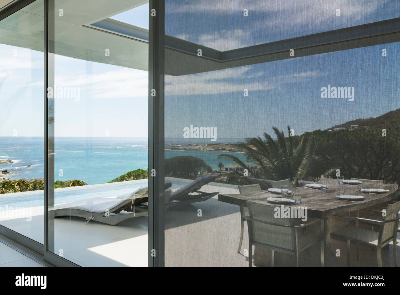 Blick auf Ozean jenseits von Terrasse und Schwimmbad Stockfoto