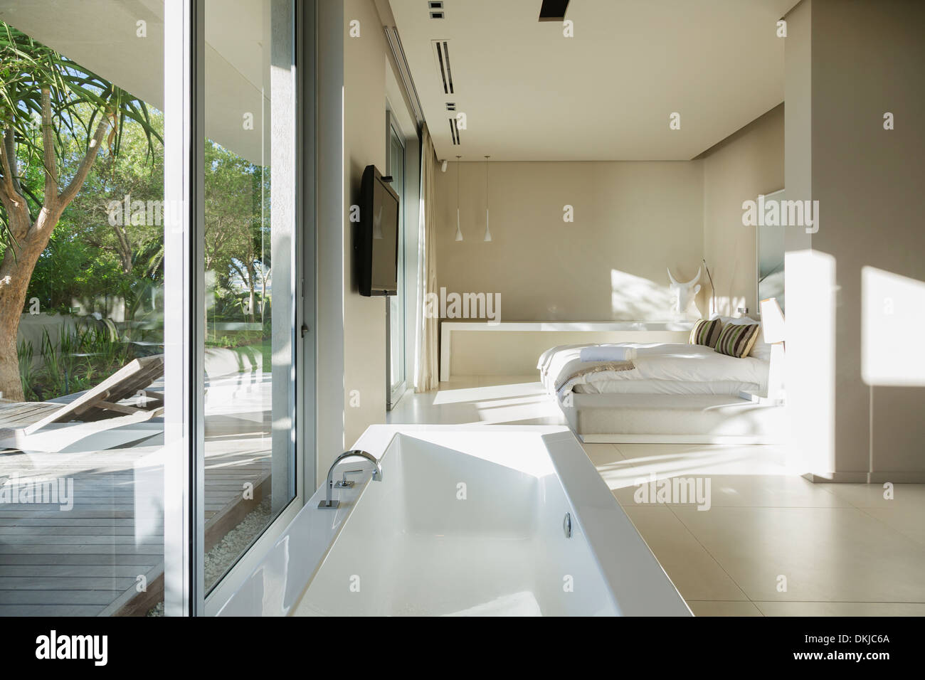 Badewanne im modernen Schlafzimmer Stockfoto