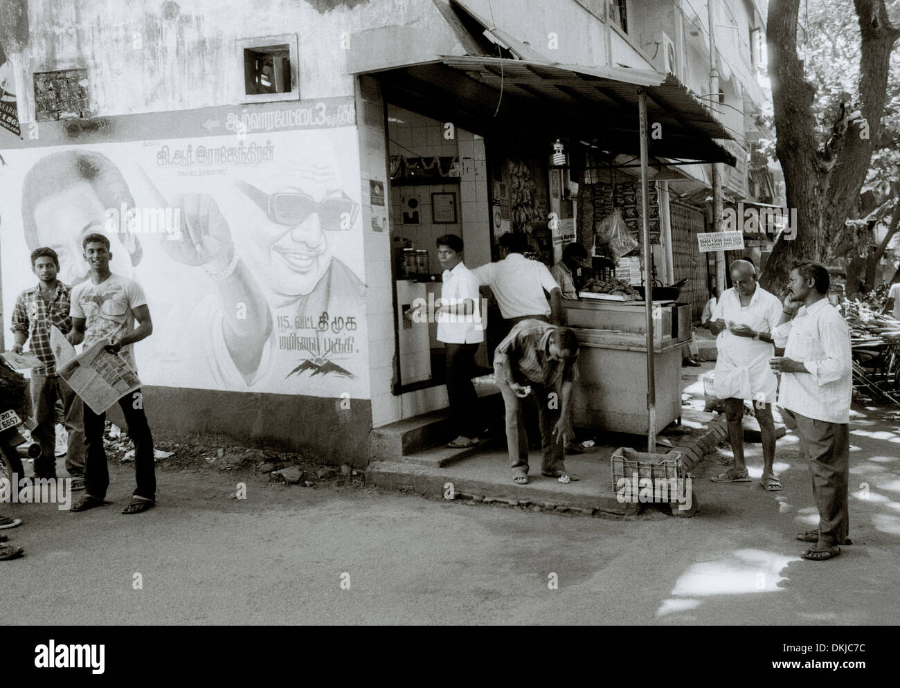 Gemeinschaftsleben auf der Straße in Chennai Madras in Tamil Nadu in Indien in Südasien. Slum Lifestyle Reportage Fotojournalismus Menschen Männer reisen Stockfoto
