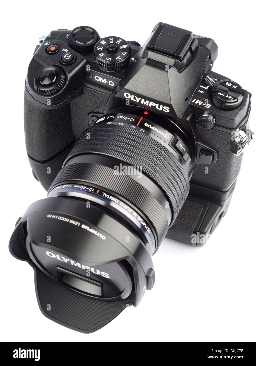 Olympus OM-D E-M1 spiegellose Digitalkamera mit HLD-7 vertikalen Griff und 12-40mm f/2.8 pro-Zoom-Objektiv Stockfoto