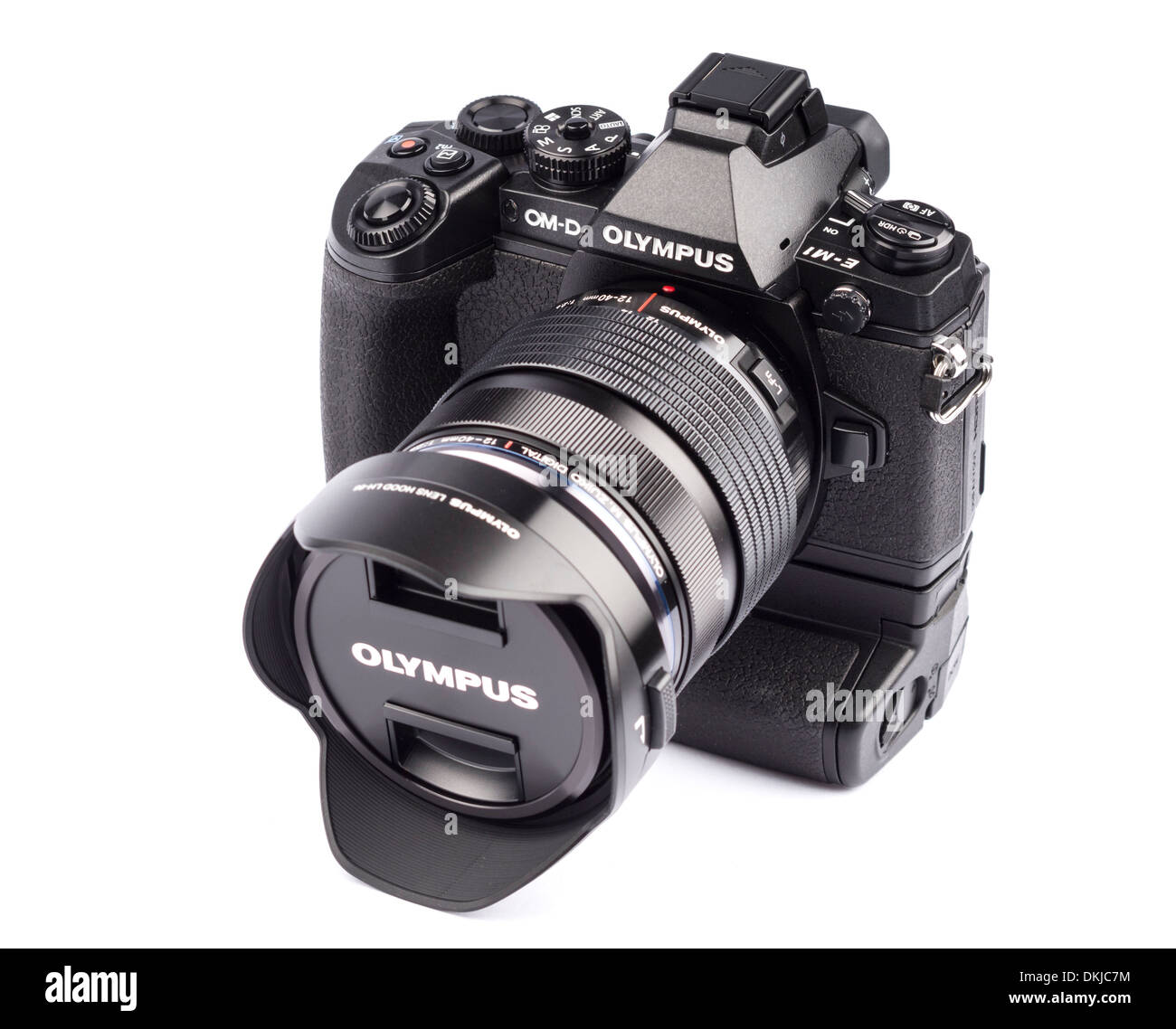 Olympus OM-D E-M1 spiegellose Digitalkamera mit HLD-7 vertikalen Griff und 12-40mm f/2.8 pro-Zoom-Objektiv Stockfoto