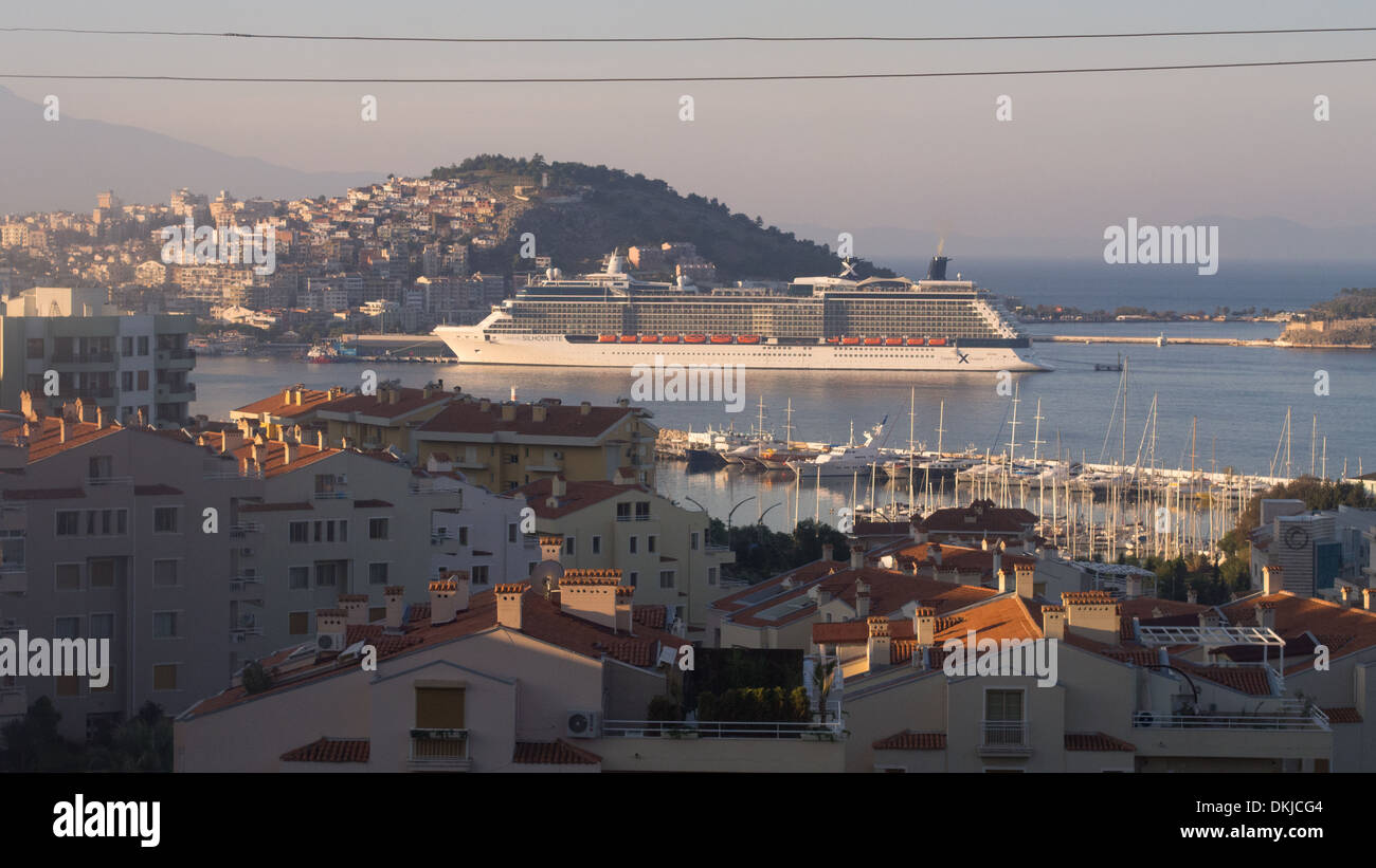 Celebrity Silhouette Schiff vertäut im Hafen von Kusadasi, Türkei Stockfoto