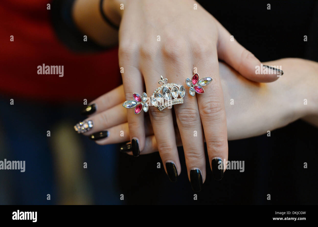 Berlin, Deutschland. 3. Dezember 2013. Eine Frau trägt Schmuck von Stardesigner Harald Gloeoeckler im Einkaufszentrum Alexa in Berlin, Deutschland, 3. Dezember 2013. Die Desginer stellte seine neue Schmuckkollektion "Gloeoeckler von Bijou Brigitte" mit den Themen Rock, Barock und Prinzessin. Foto: Jens Kalaene/Dpa/Alamy Live News Stockfoto