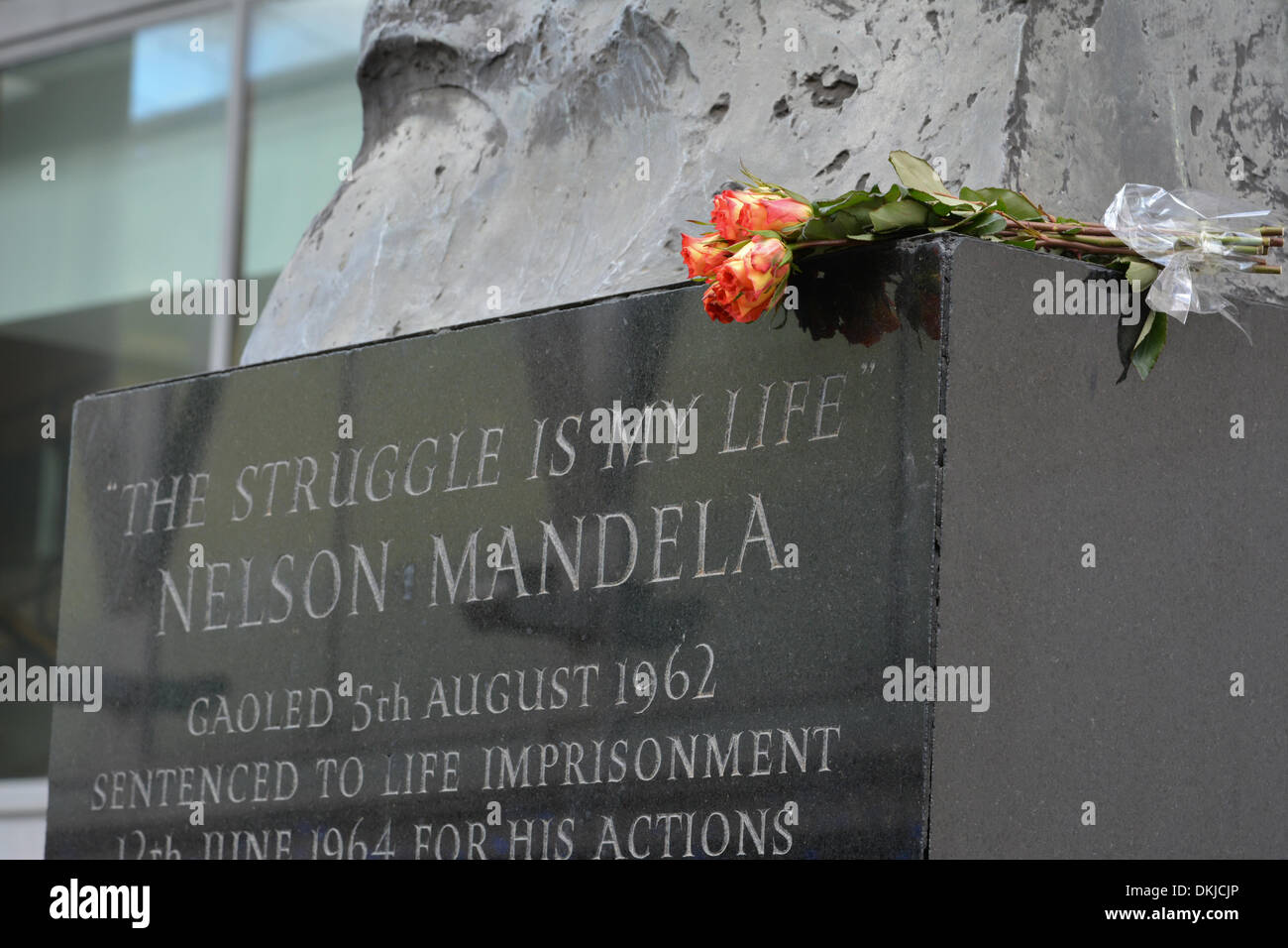 London, UK. 6. Dezember 2013. Trauernde lassen Sie Blumen auf Nelson Mandela Statue auf der South Bank, London. Nelson Mandela, starb am 5. Dezember 2013 nach einem langen Kampf mit seiner Gesundheit erster schwarzer Präsident Südafrikas. Bildnachweis: Patricia Phillips/Alamy Live-Nachrichten Stockfoto