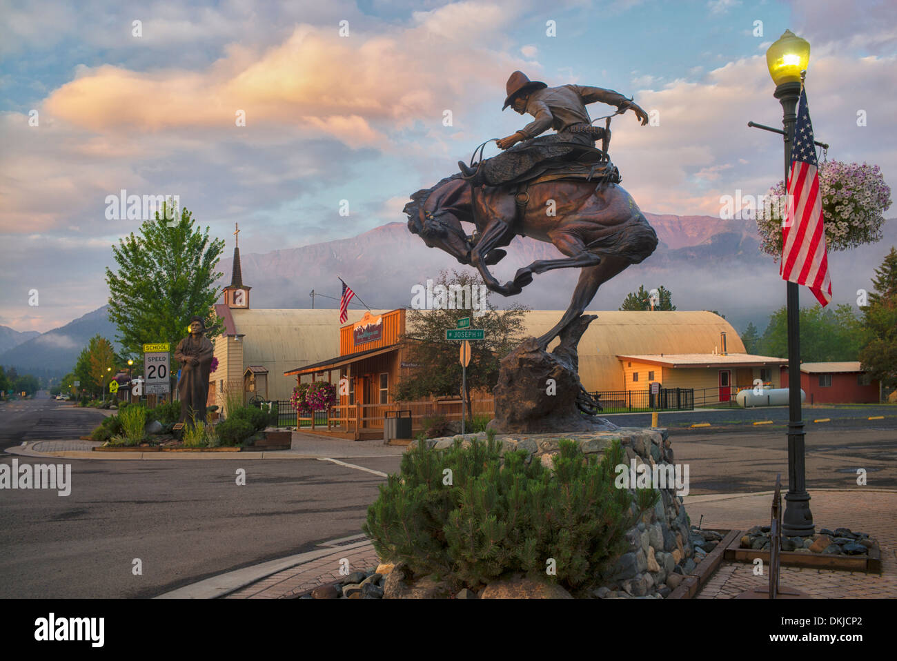 Pferd Reiter Skulptur und Sonnenaufgang. Joseph, Oregon Stockfoto