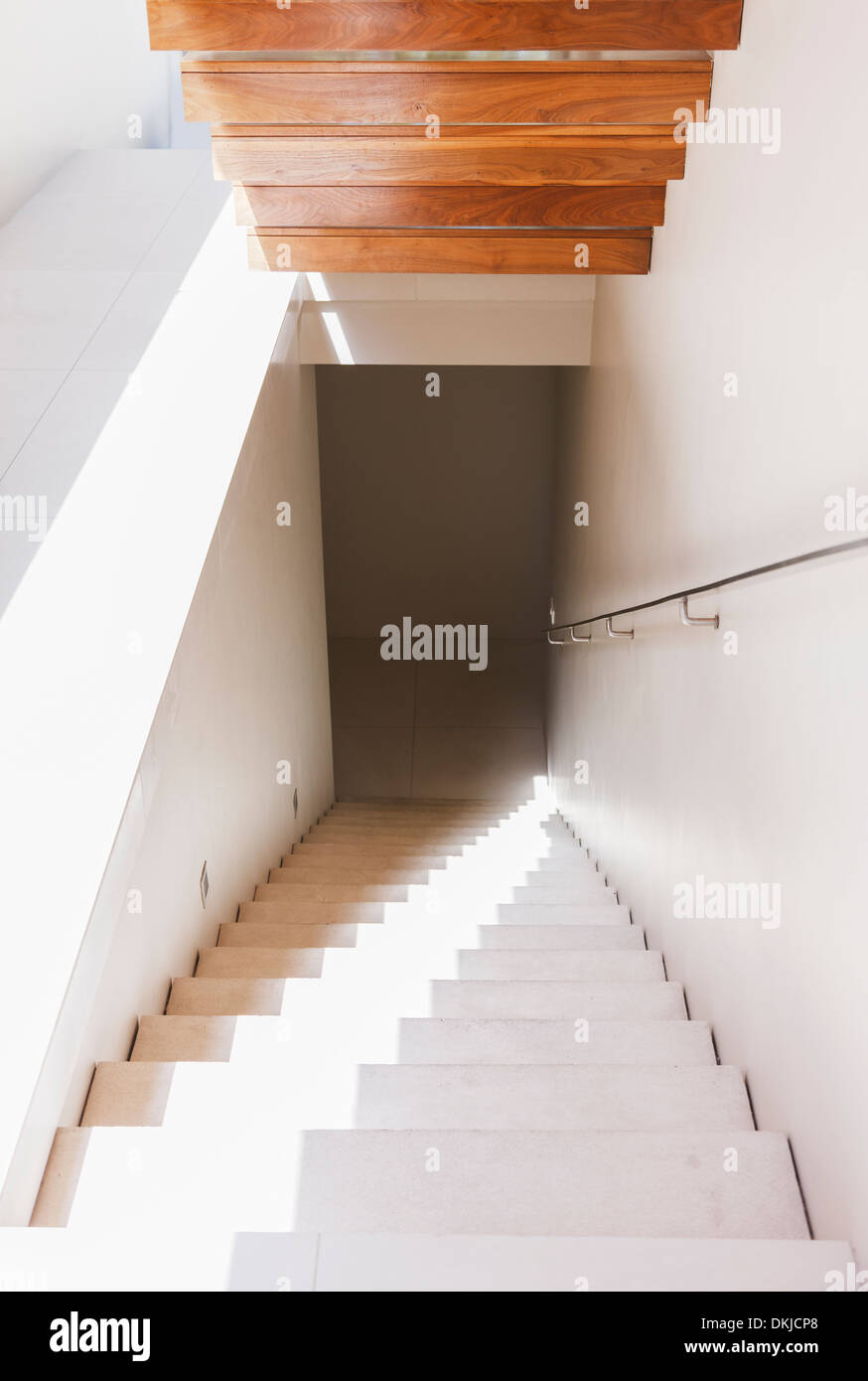 Licht nach unten Treppe in modernes Haus Stockfotografie - Alamy