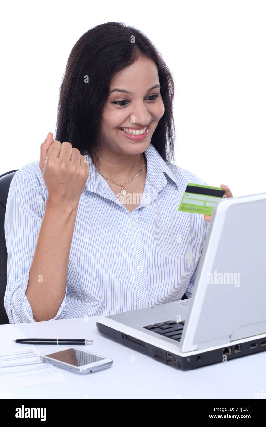 Glückliche junge Geschäftsfrau, die Online-Einkäufen gegen weiß Stockfoto