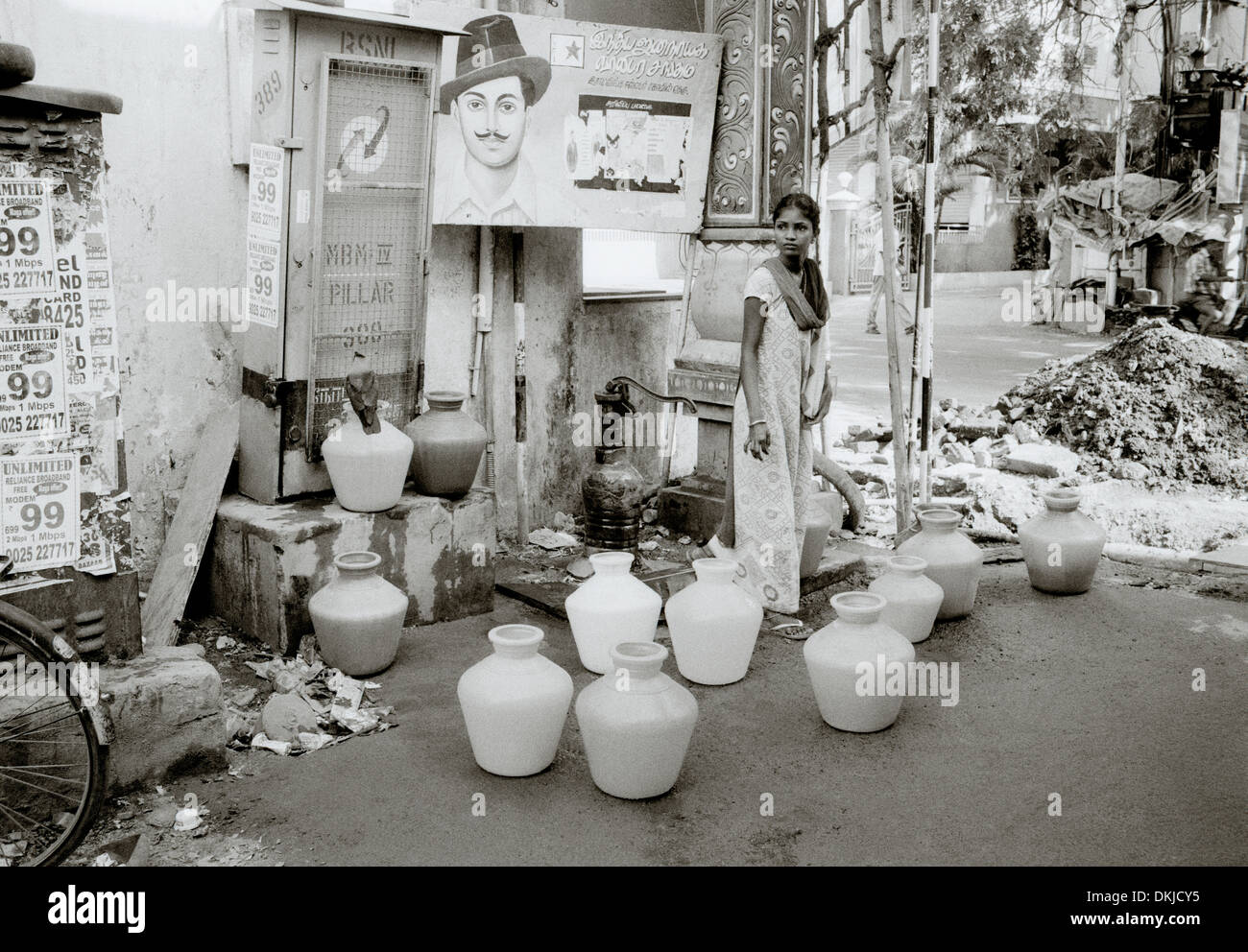 Leben auf der Straße in Chennai Madras in Tamil Nadu in Indien in Südasien. Reportage Leben Lifestyle Wasser städtische Armut indischen Slum Reisen Stockfoto