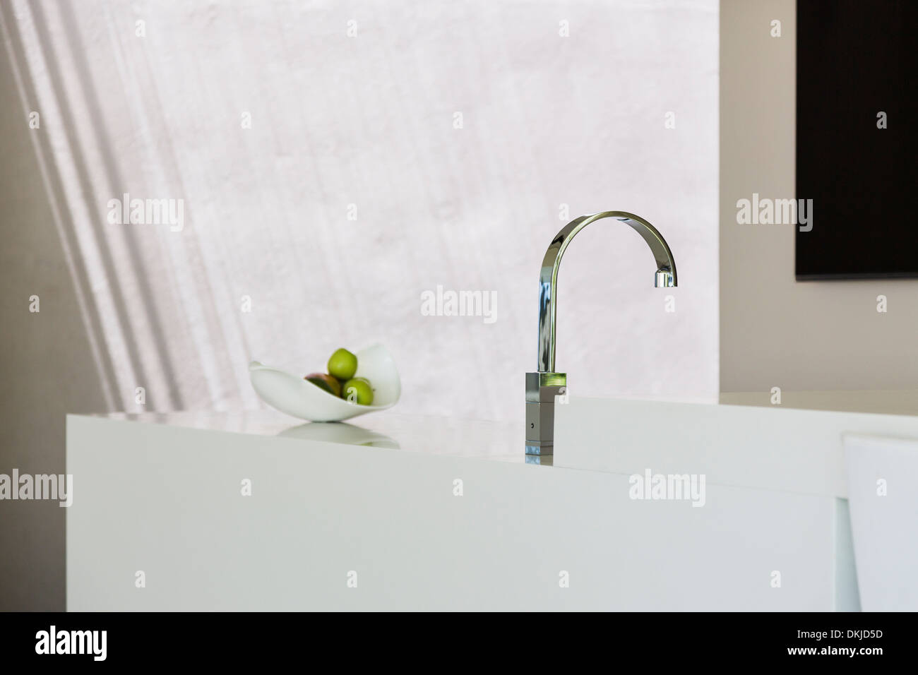 Spüle und Wasserhahn in modernen Küche Stockfoto