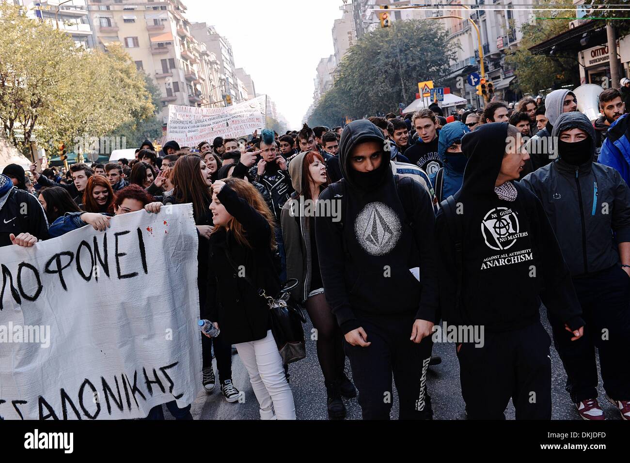 Thessaloniki, Griechenland. 6. Dezember 2013. Schüler marschieren im Zentrum von Thessaloniki während Parolen schreien. Hunderte von Studenten demonstrierten heute in das Zentrum von Thessaloniki in Erinnerung an den 15-jährigen Schüler Alexis Grigoropoulos, von einem Polizeibeamten in Athen vor fünf Jahren erschossen wurde. Am 6. Dezember 2008 Alexis Grigoropoulos wurde ein 15 Jahre Alter Student von einem Polizeibeamten in Exarchia Viertel der Zentrale Athen erschossen. Bildnachweis: ZUMA Press, Inc./Alamy Live-Nachrichten Stockfoto