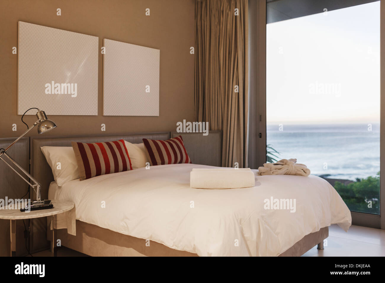 Moderne Schlafzimmer mit Meerblick Stockfoto