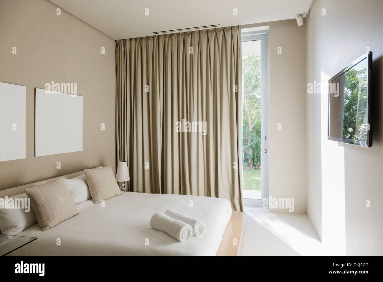 Vorhänge und in modernen Schlafzimmer Stockfoto