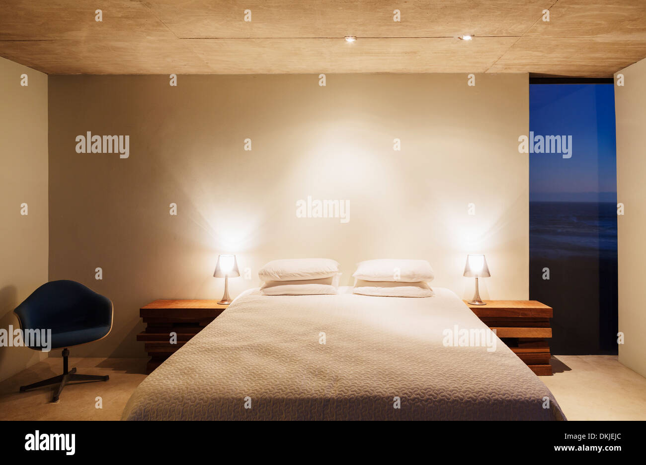 Beleuchtete Lampen und in modernen Schlafzimmer Stockfoto