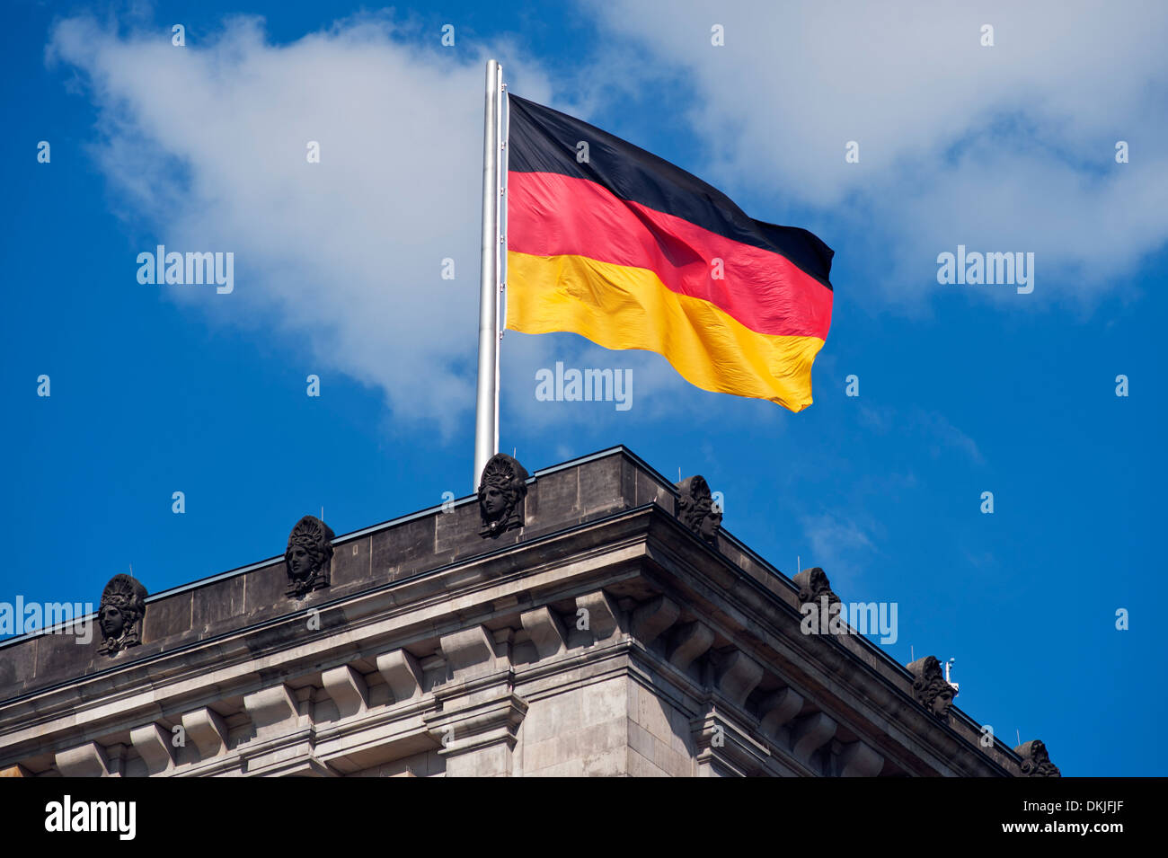 beschädigte Deutschlandfahne mit Bundesadler, Symbolbild für