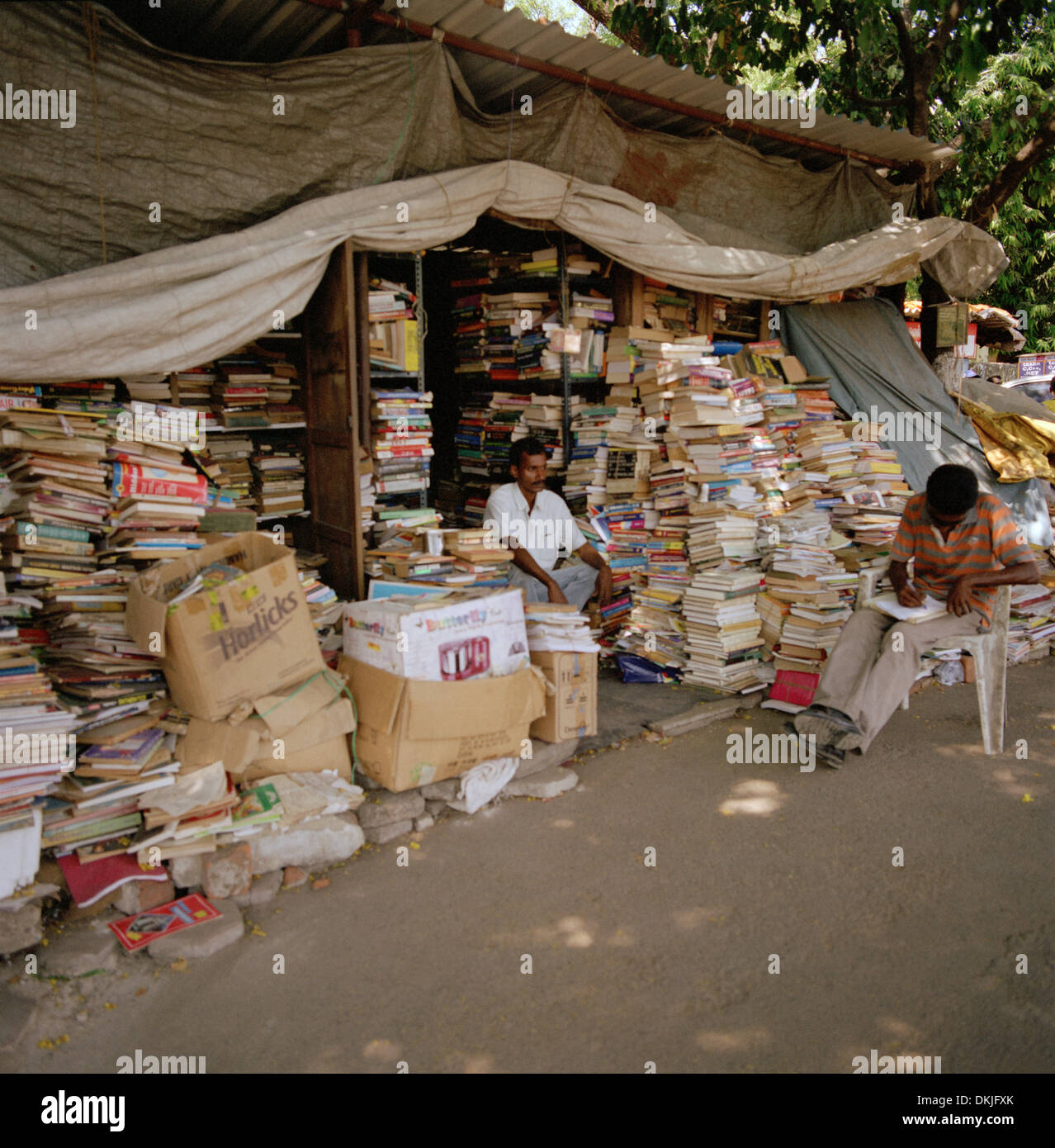 Buchhändler in Chennai Madras in Tamil Nadu in Indien in Südasien. Bücher Magazin Shop Handel wissen lesen Leser Besatzung veröffentlichen Reisen Stockfoto