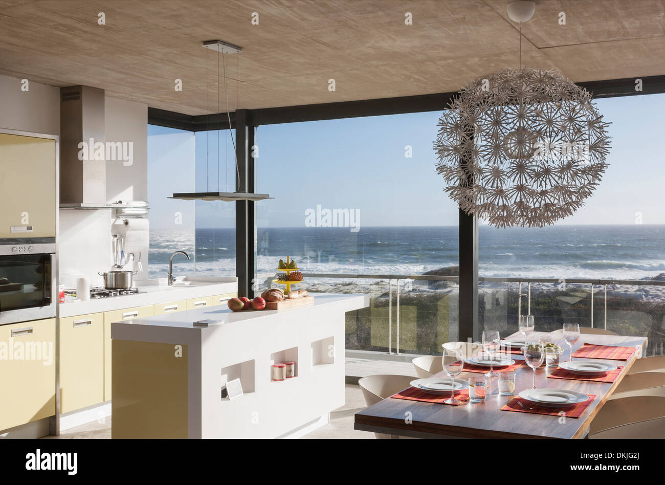 Küche und Esszimmer in modernen Haus mit Blick auf Meer Stockfoto