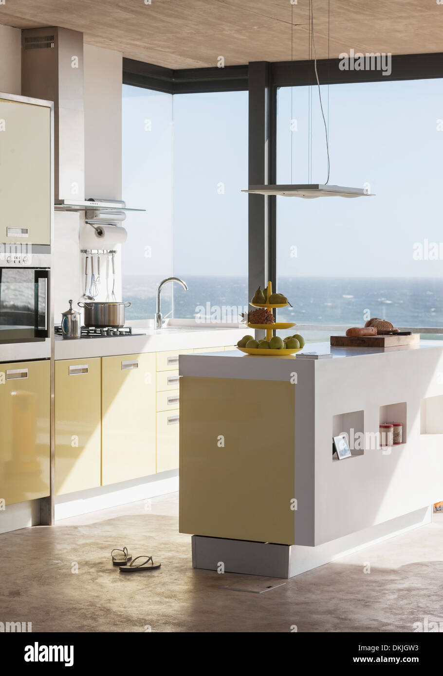 Moderne Küche mit Blick auf Meer Stockfoto