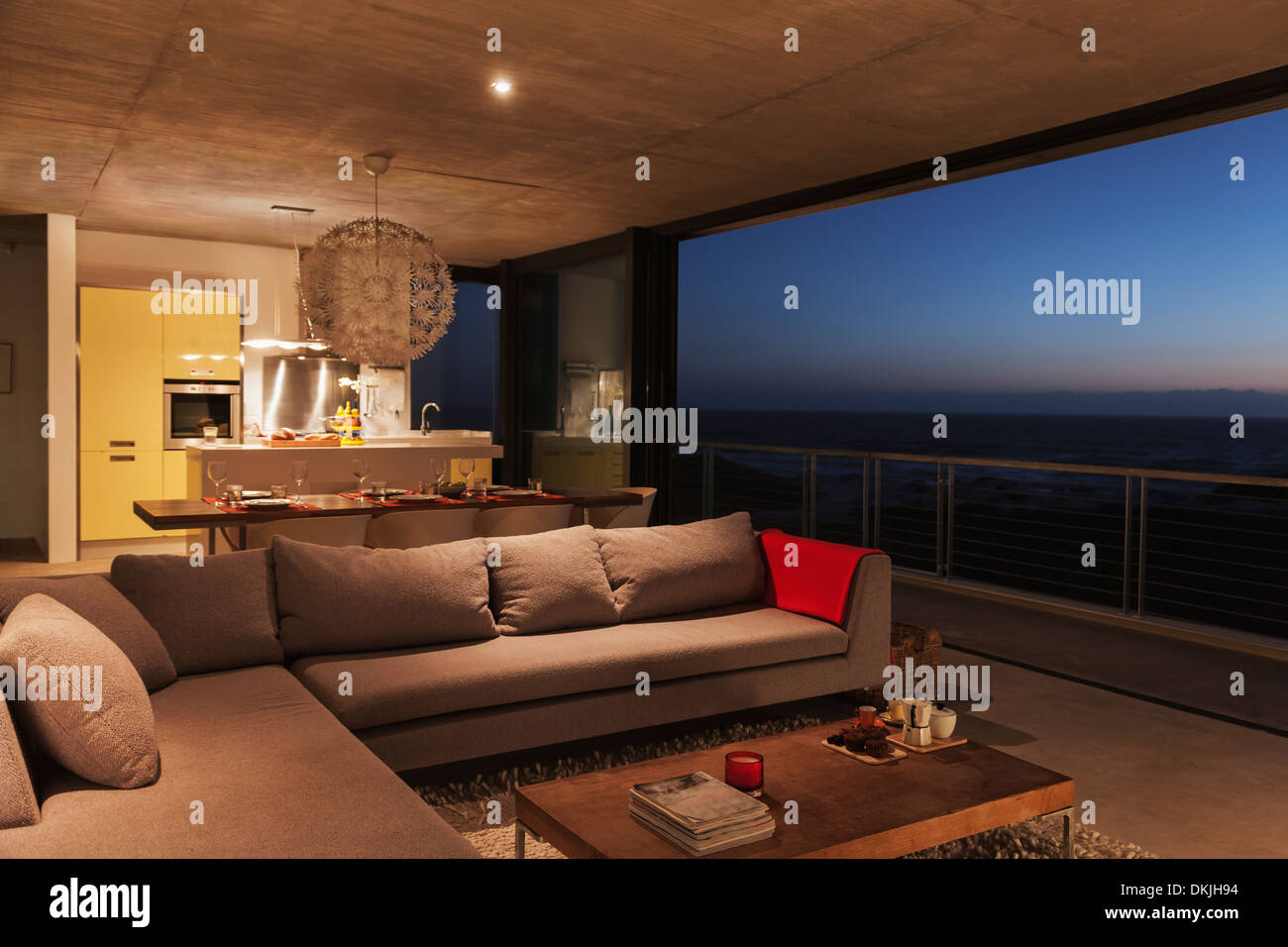 Sofa Und Esstisch Im Modernen Wohnzimmer Mit Blick Auf Meer Stockfotografie Alamy