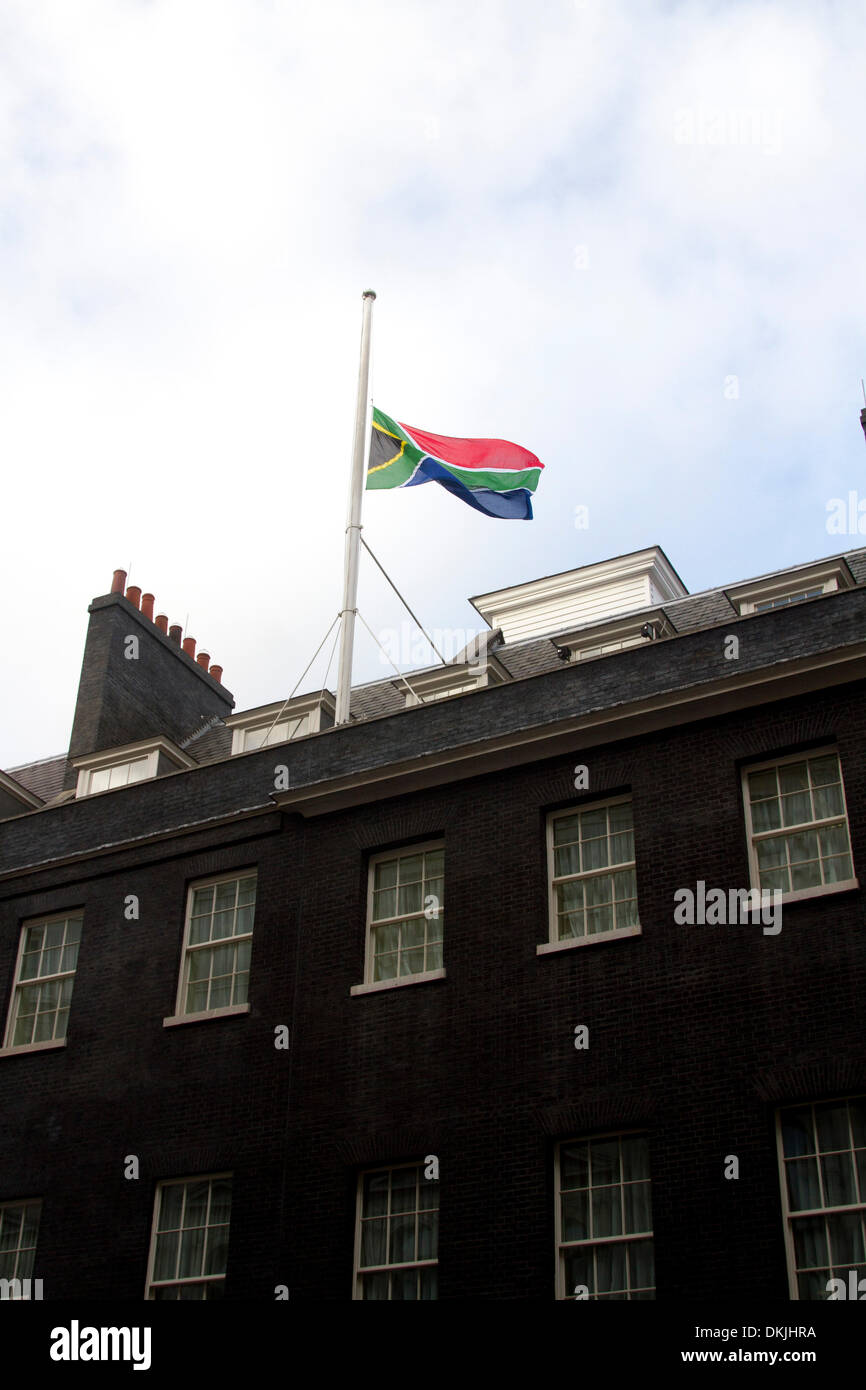 London UK. 6. Dezember 2013. Die Südafrika-Flagge weht auf Halbmast vor Downing Street als Hommage an ehemalige Südafrika Präsident Nelson Mandela 1918-2013 starb gestern im Alter von 95 Jahren. Nelson Mandela wurde zum ersten schwarzen Präsidenten, ins Gefängnis geworfen wurde, nachdem er gegen die Apartheid und eine rassisch geteilte Südafrika Credit warb: Amer Ghazzal/Alamy Live-Nachrichten Stockfoto