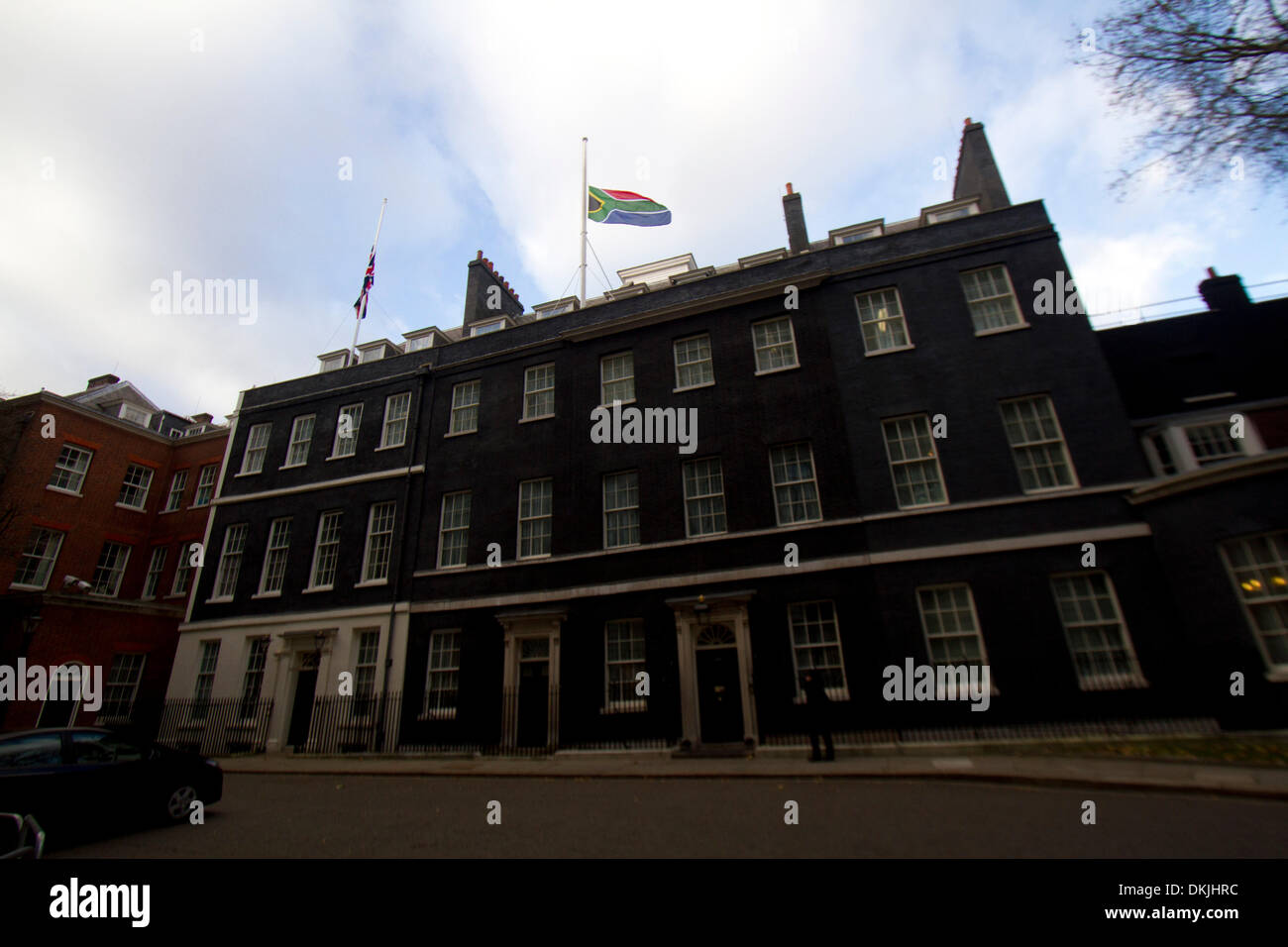 London UK. 6. Dezember 2013. Die Südafrika-Flagge weht auf Halbmast vor Downing Street als Hommage an ehemalige Südafrika Präsident Nelson Mandela 1918-2013 starb gestern im Alter von 95 Jahren. Nelson Mandela wurde zum ersten schwarzen Präsidenten, ins Gefängnis geworfen wurde, nachdem er gegen die Apartheid und eine rassisch geteilte Südafrika Credit warb: Amer Ghazzal/Alamy Live-Nachrichten Stockfoto