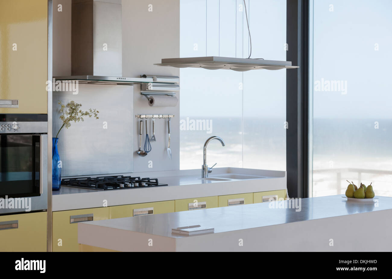 Moderne Küche mit Blick auf Meer Stockfoto