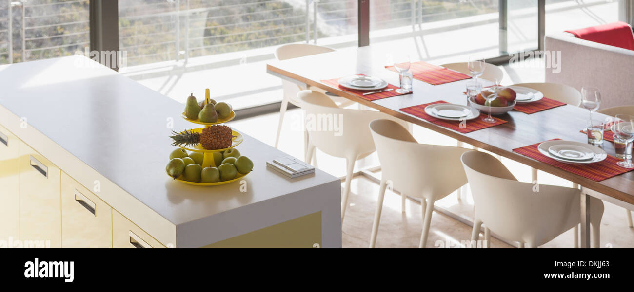 Frühstücks-Bar und gedeckter Tisch im modernen Wohnraum Stockfoto