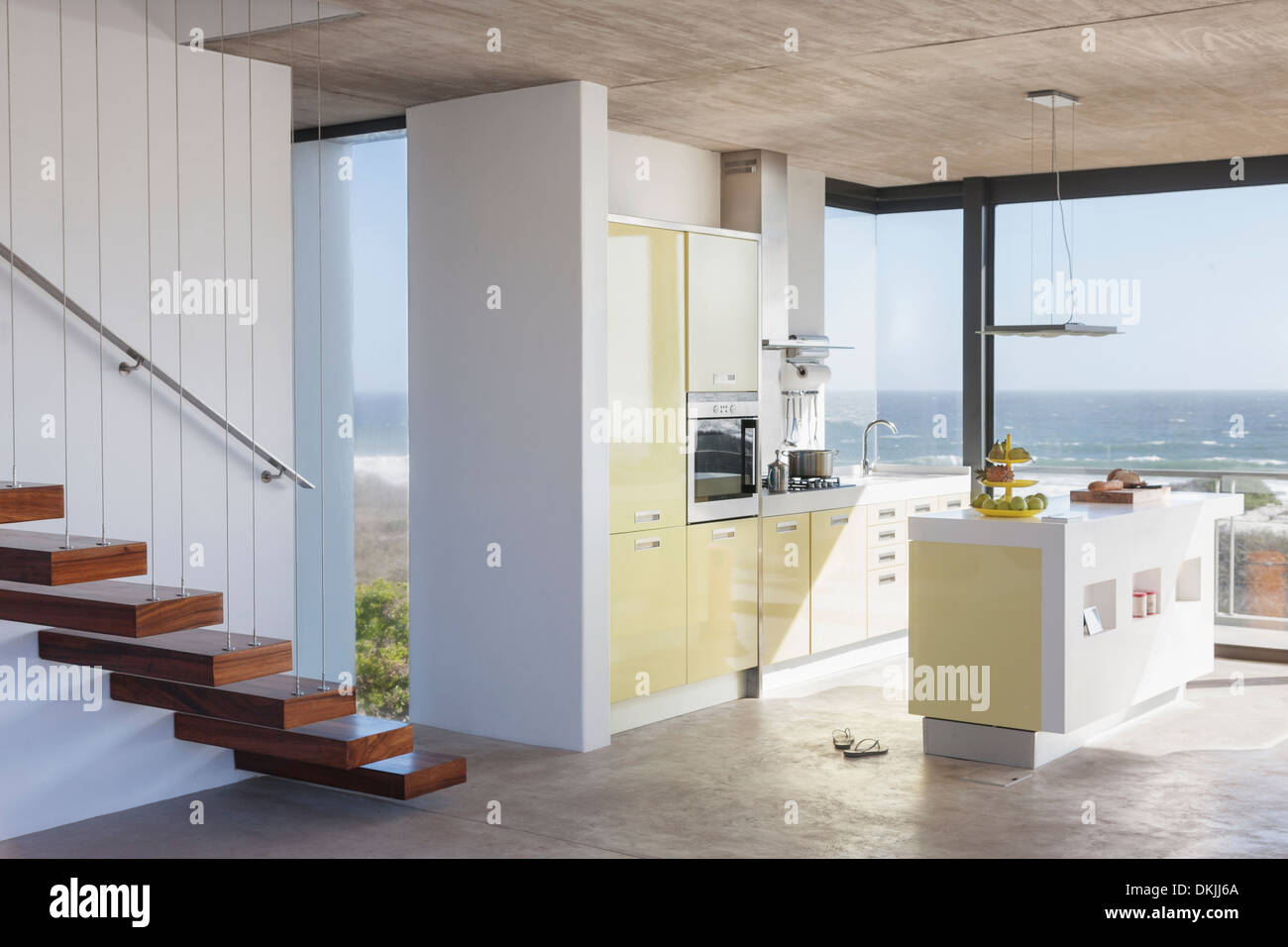 Schwebende Treppe und moderne Küche mit Blick auf Meer Stockfoto