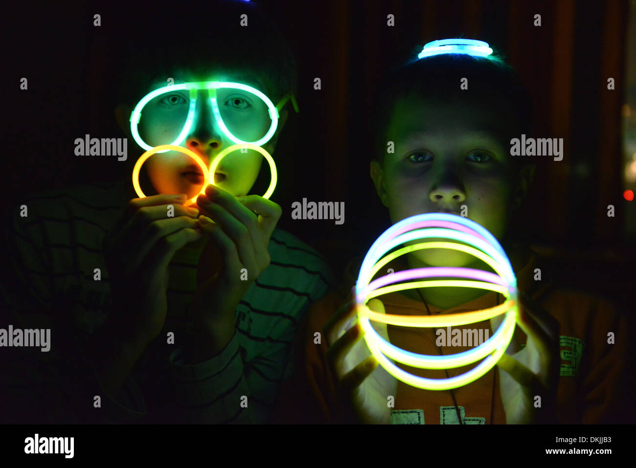 Kinder, Spiel, Leuchtstaebe Stockfoto