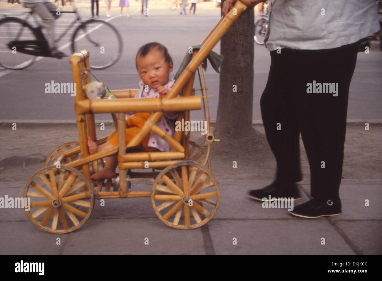 China, ein Bambus-Kinderwagen in Kunming Stockfotografie - Alamy