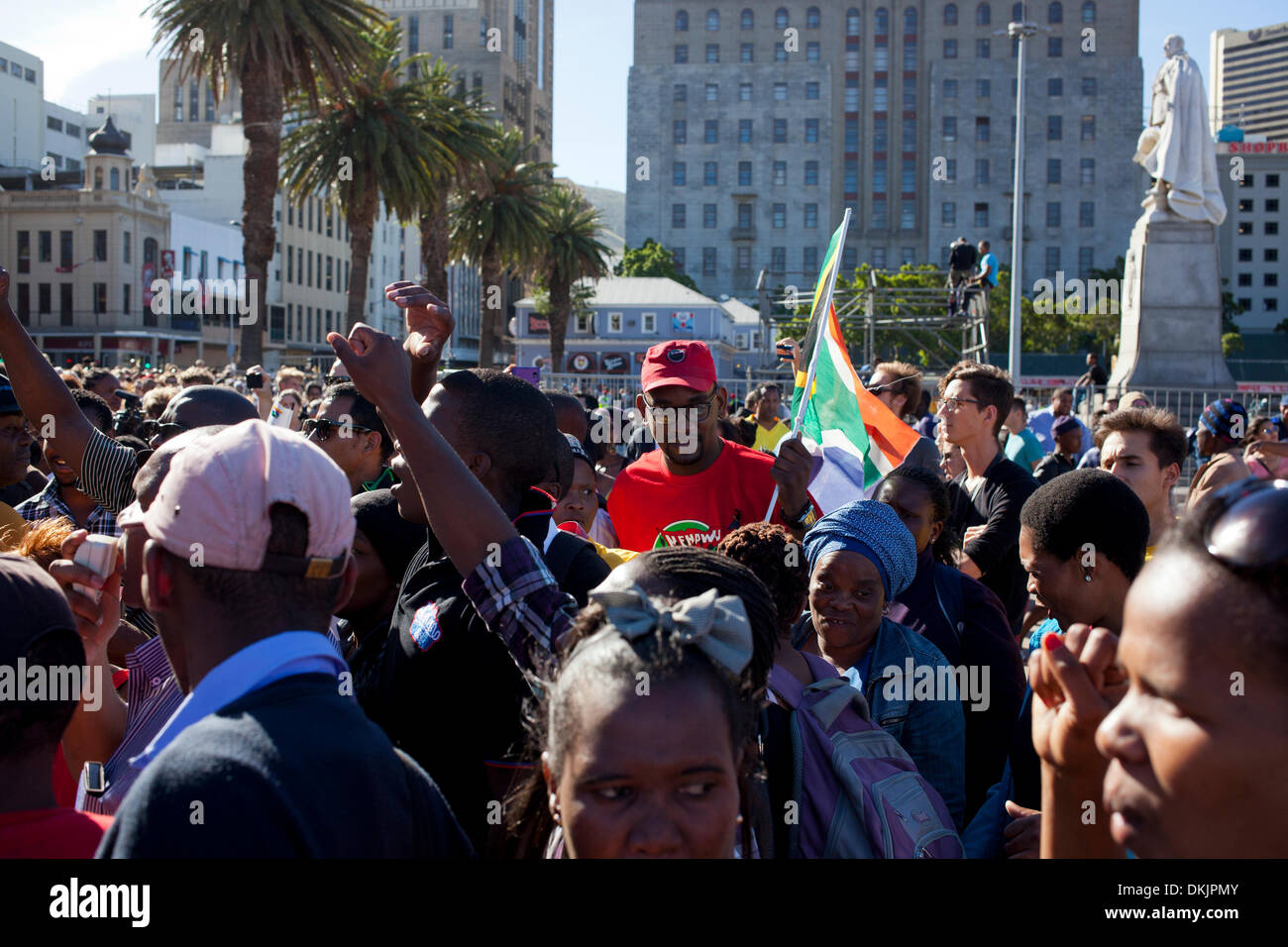 Cape Town, Südafrika. 6. Dezember 2013. Südafrikaner versammelten sich an der Grand Parade, Kapstadt bei 17:00 heute Nachmittag zum Abschied von Nelson Mandelas. Bildnachweis: Blaize Pascall/Alamy Live-Nachrichten Stockfoto