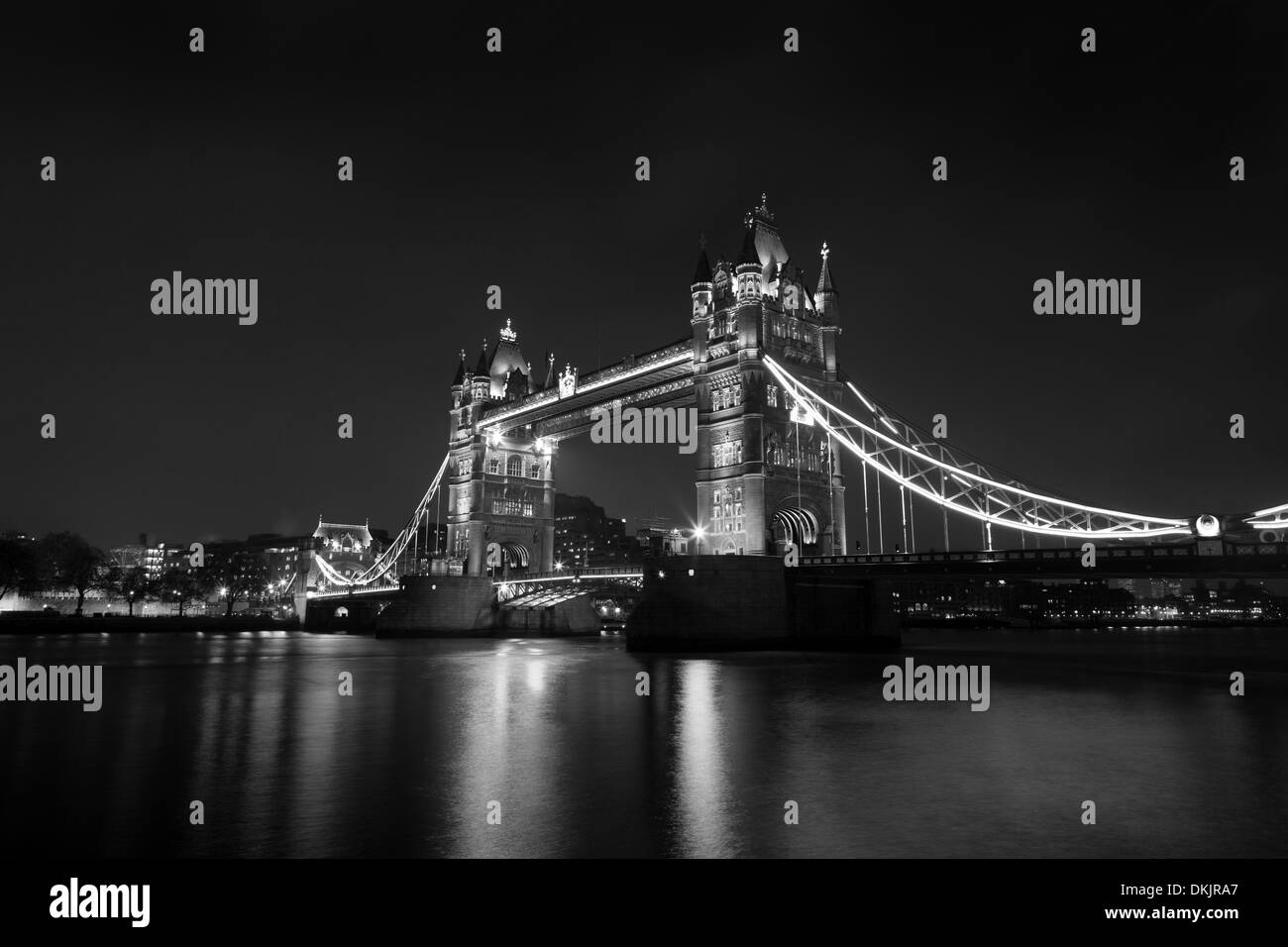 London Tower Bridge bei Nacht B&W Wiedergabe, lange Belichtung, über die Themse. Stockfoto