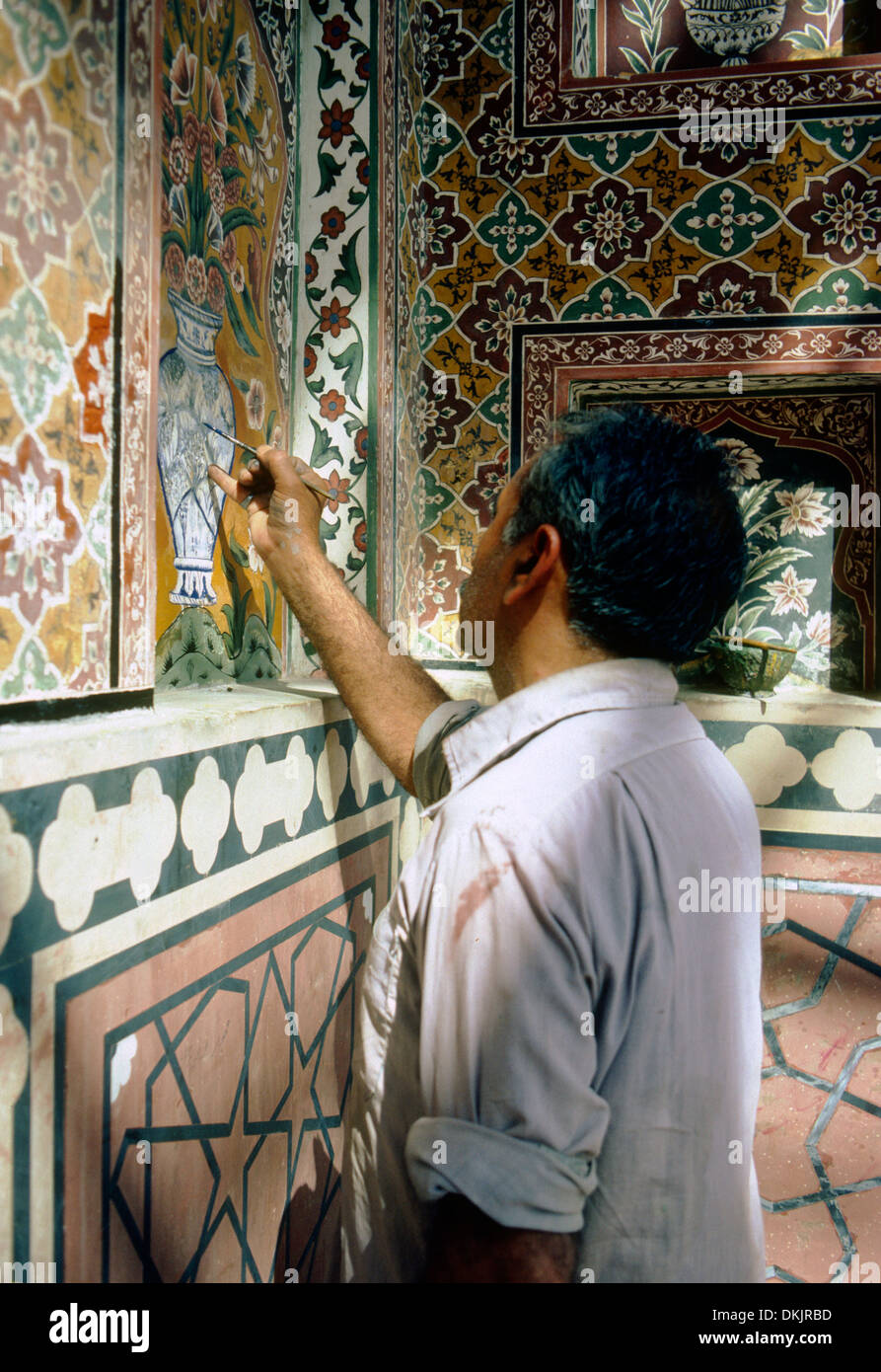 Künstler, die Wiederherstellung der Wandmalereien im Inneren der alten Moschee Lahore, Pakistan Stockfoto