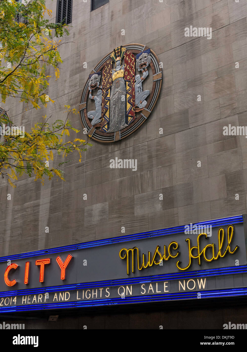 Festzelt und Detail durchbrochenen Plaque, "Tanz, Drama und Lied" Radio City Musik Hall, Rockefeller Center, New York City Stockfoto