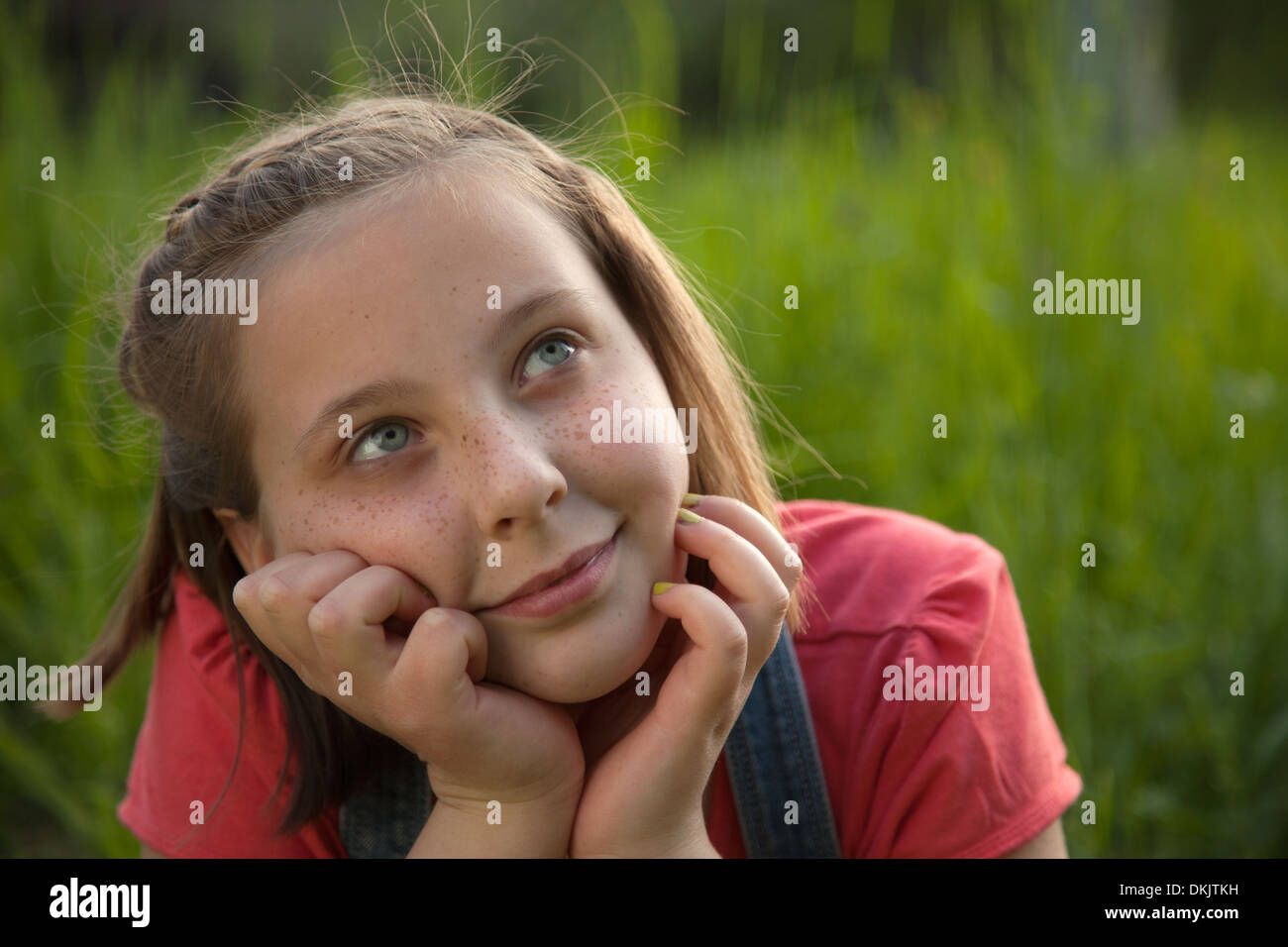 Porträt eines jungen Mädchens Tagträumen in der Natur Stockfoto