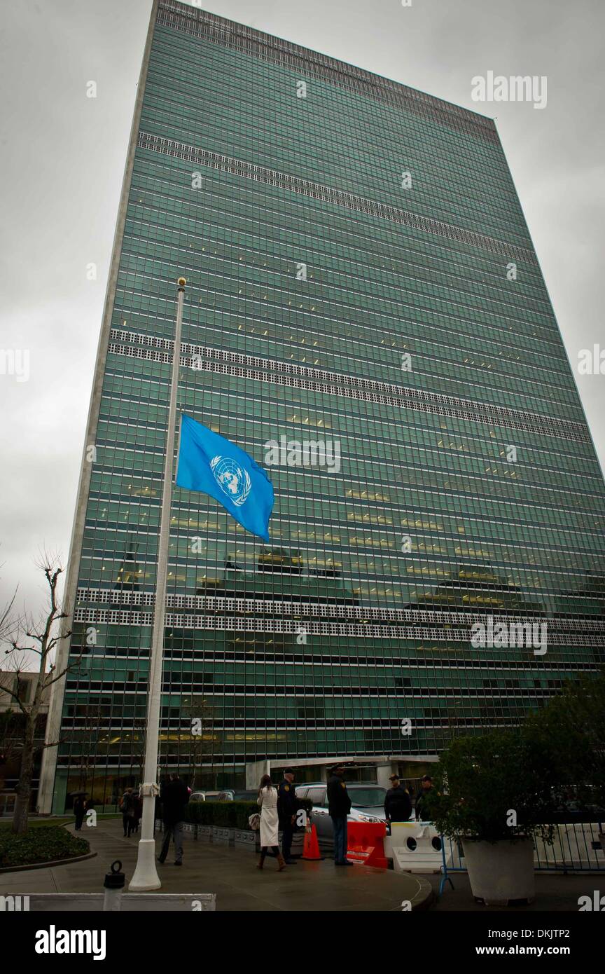 NY, NY, USA. 6. Dezember 2013.  Ein UNO-Flagge fliegt auf Halbmast in Erinnerung an Nelson Mandela, im UN-Hauptquartier in New York, die Vereinigten Staaten, 6. Dezember 2013. Bildnachweis: Xinhua/Alamy Live-Nachrichten Stockfoto