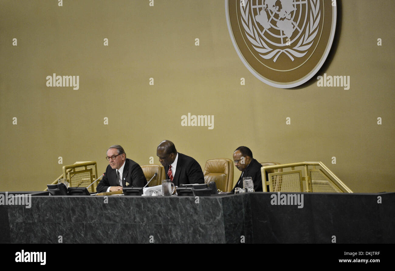 NY, NY, USA. 6. Dezember 2013. Vereinten Nationen stellvertretender Generalsekretär Jan Eliasson (L) spricht in Erinnerung an Nelson Mandela während einer Sitzung der Generalversammlung der Vereinten Nationen im UN-Hauptquartier in New York, Vereinigte Staaten, am 6. Dezember 2013. Bildnachweis: Xinhua/Alamy Live-Nachrichten Stockfoto