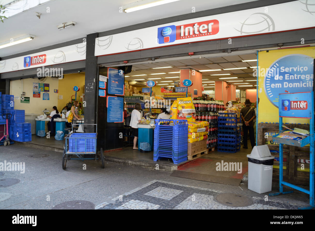 Ein gemeinsamer Supermarkt mit offener Fassade an der Avenida Nossa Senhora de Cabababba in Rio de Janeiro, Brasilien Stockfoto