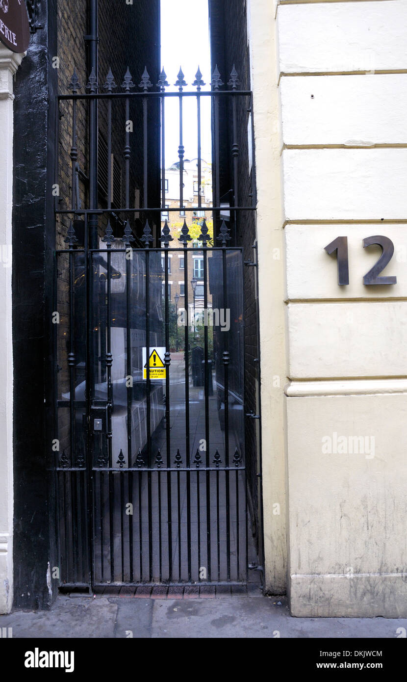 London, England, Vereinigtes Königreich. Schmale Gasse in der Great Newport Street - Eingang zur Winkelgasse in Harry Potter und der Halbblutprinz Stockfoto