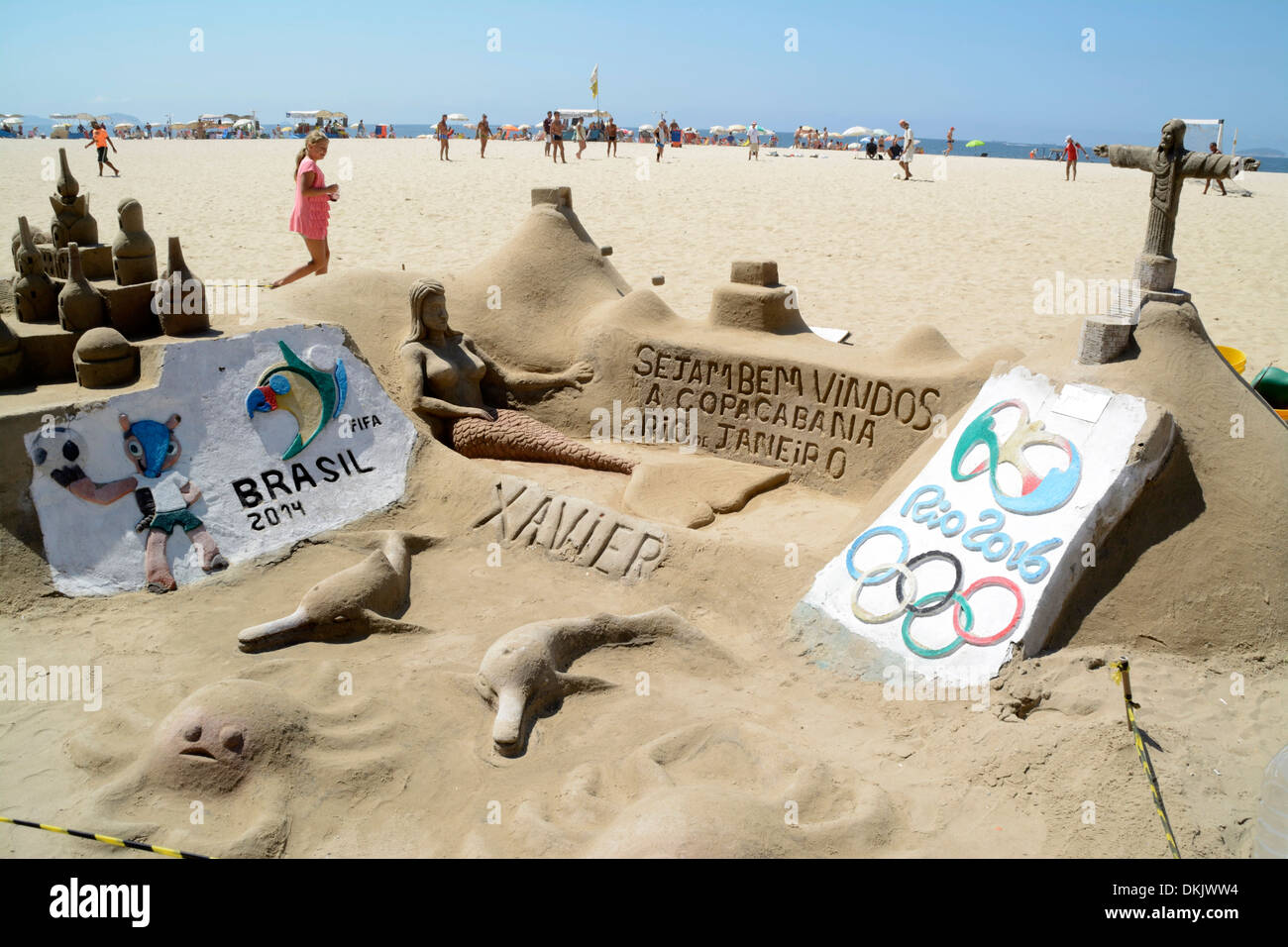 Eine Sandskulptur von Christus dem Erlöser und das Logo der Olympischen Spiele 2016, die von einem lokalen Sandskulpturen-Künstler am Strand von Copacaban in Rio de Janeiro angefertigt wurde Stockfoto